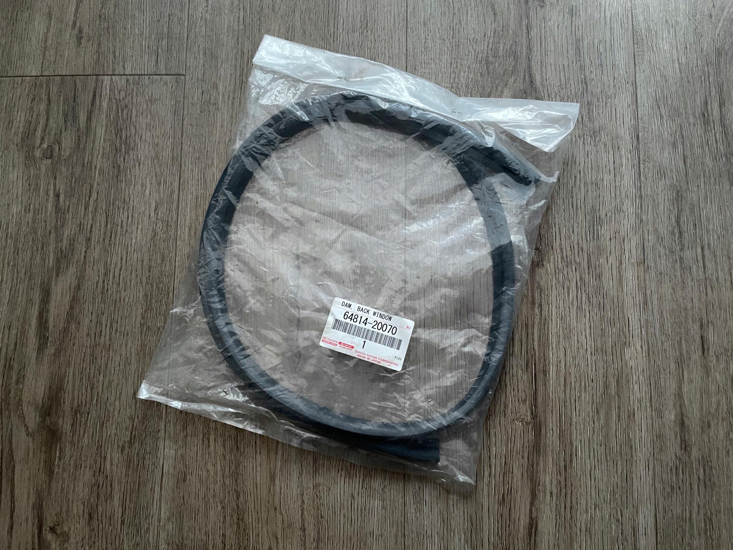 64814-20070 - Avensis T25 LIFTBACK 03-09 ущільнення нижнього скла