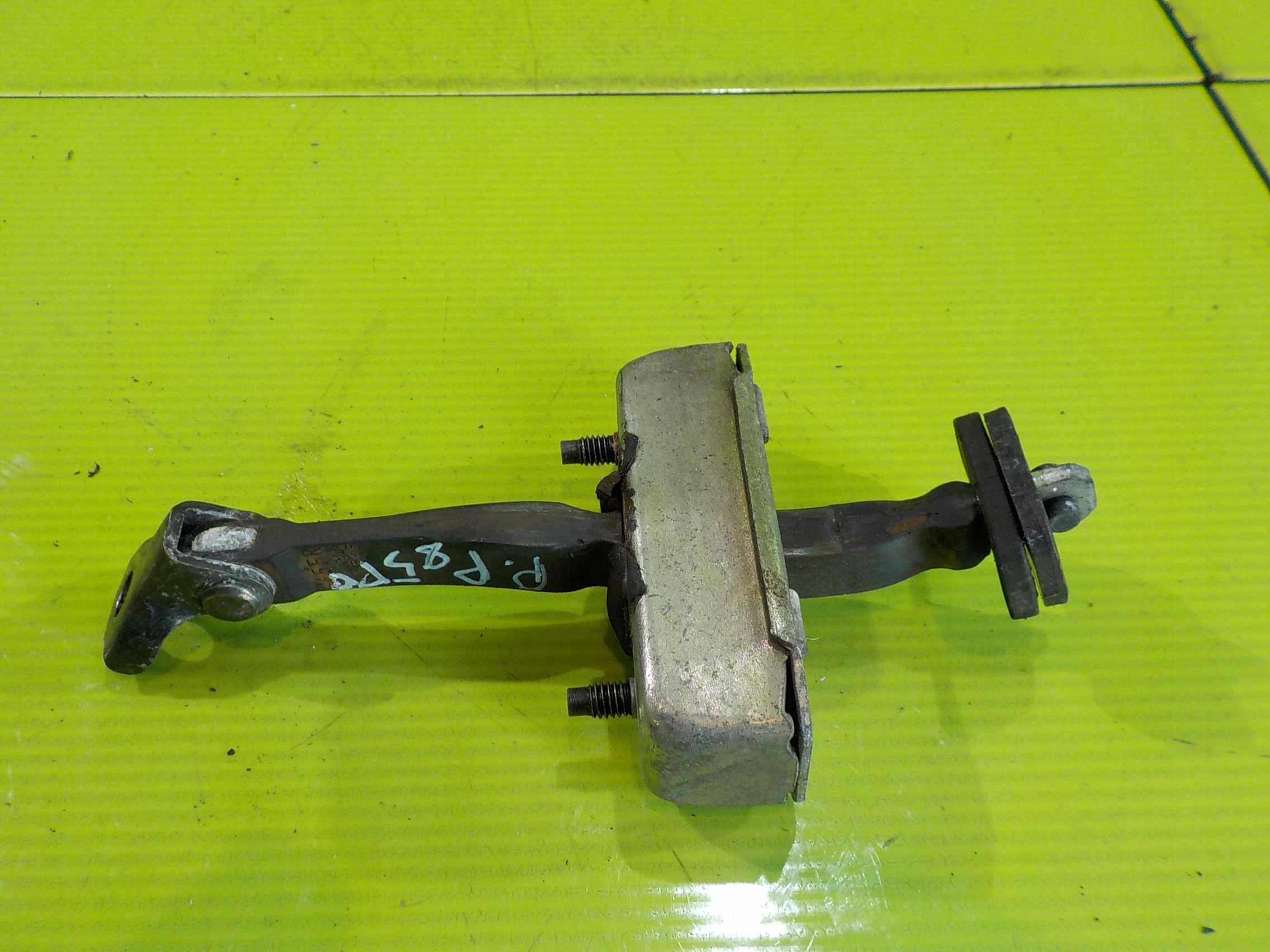 AVENSIS T27 III 09R Обмежувач дверей передній правий