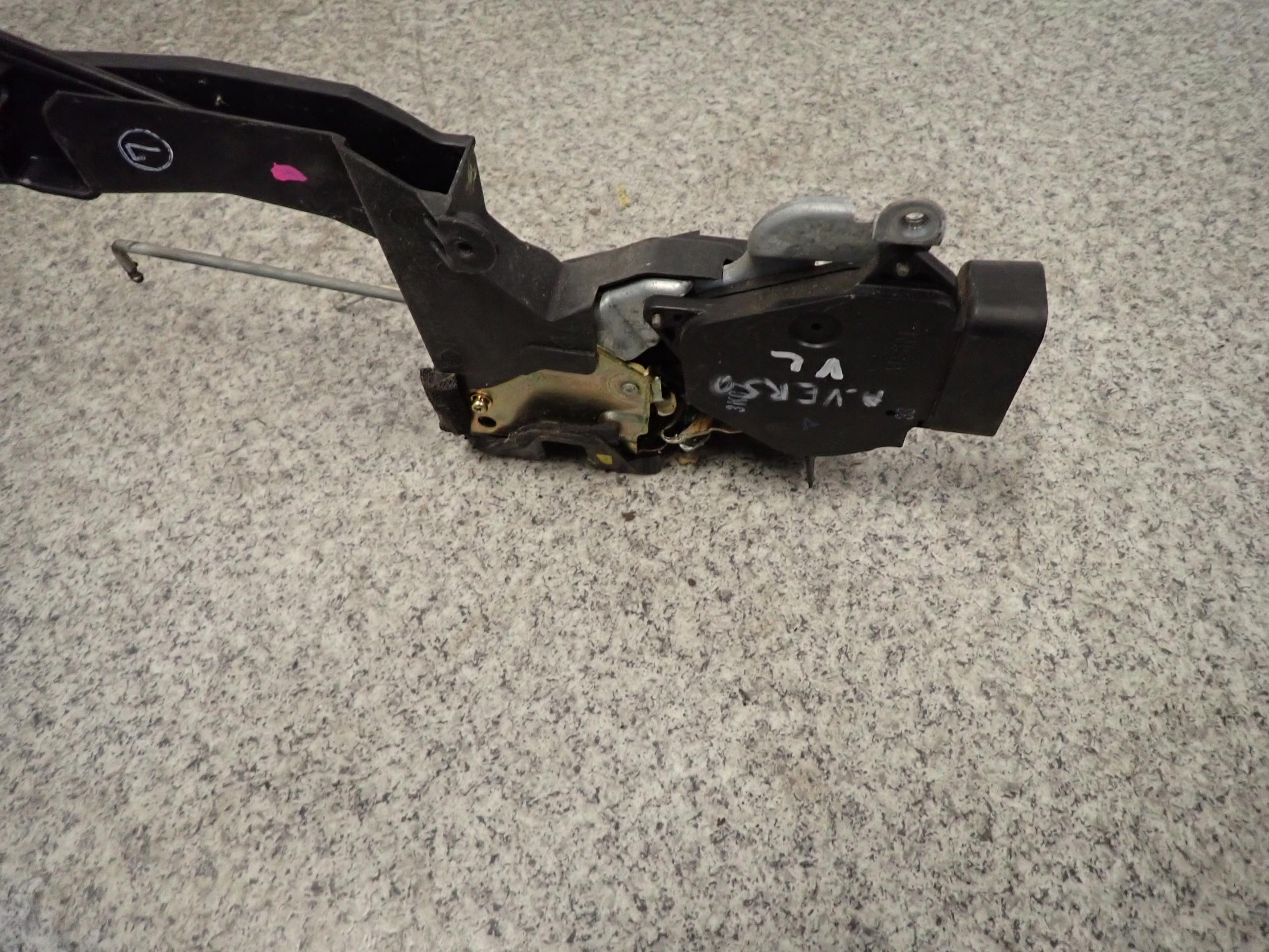 AVENSIS VERSO 02-07 ЗАМОК ПЕРЕДНЬОЇ ЛІВОЇ ДВЕРІ