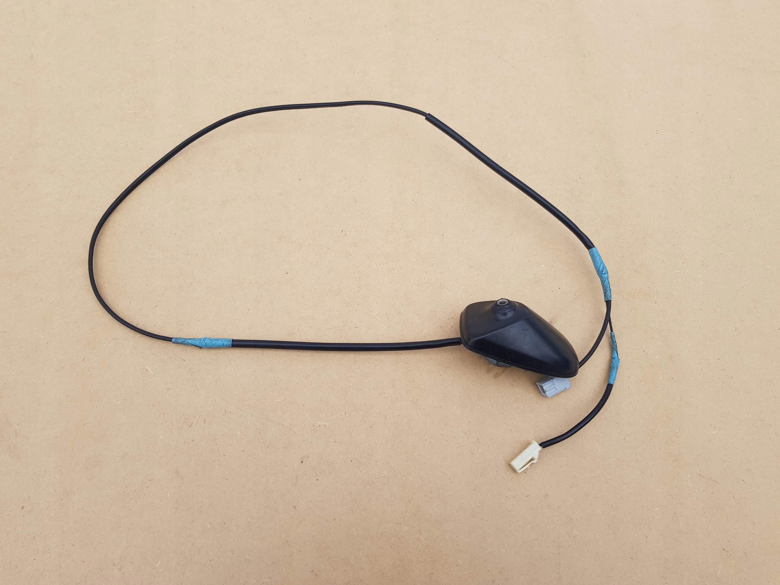 Антена на даху радіо Auris і E15 10-12