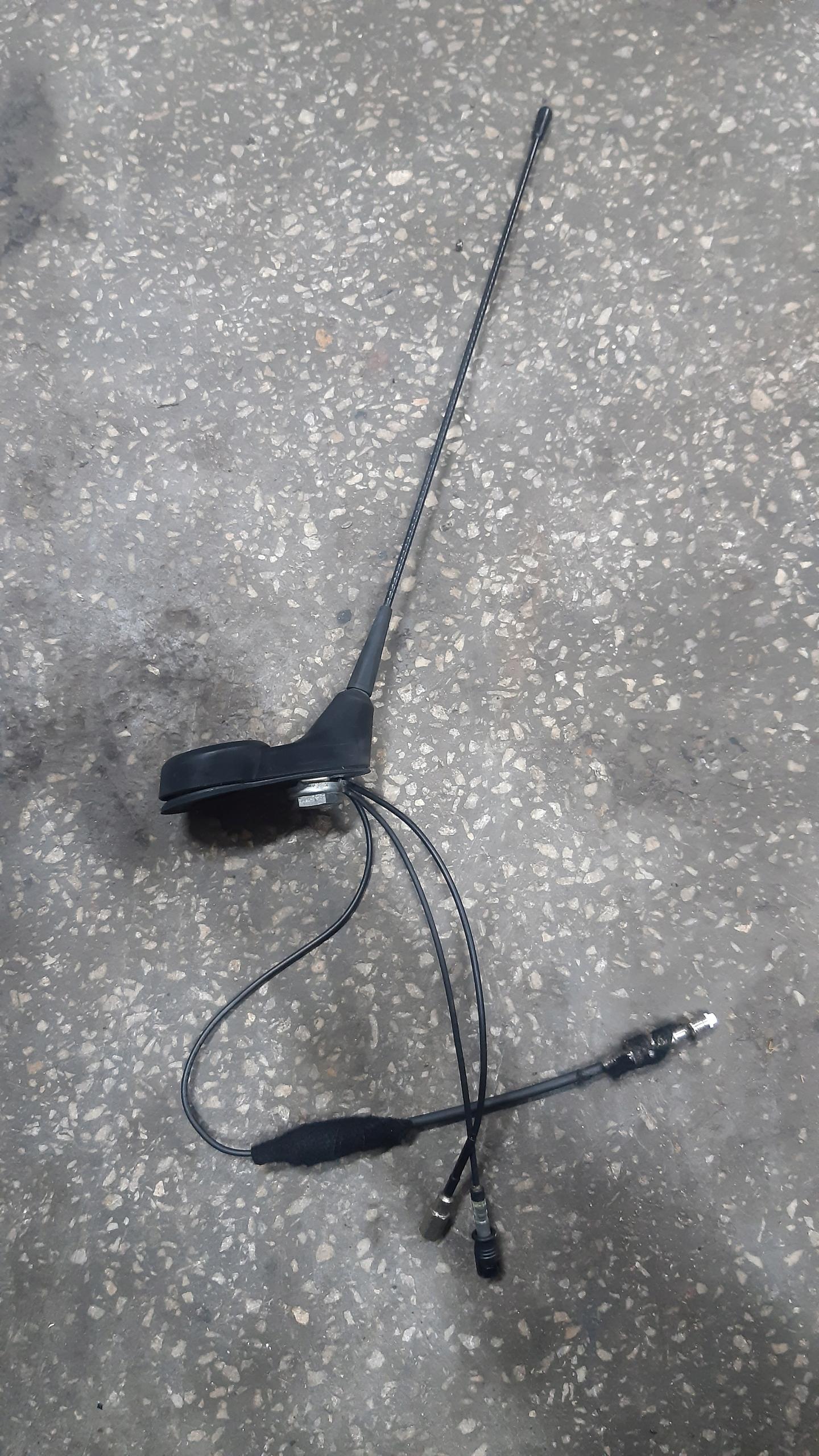 Антена GPS NAVI на даху VW PASSAT B5 96-00R