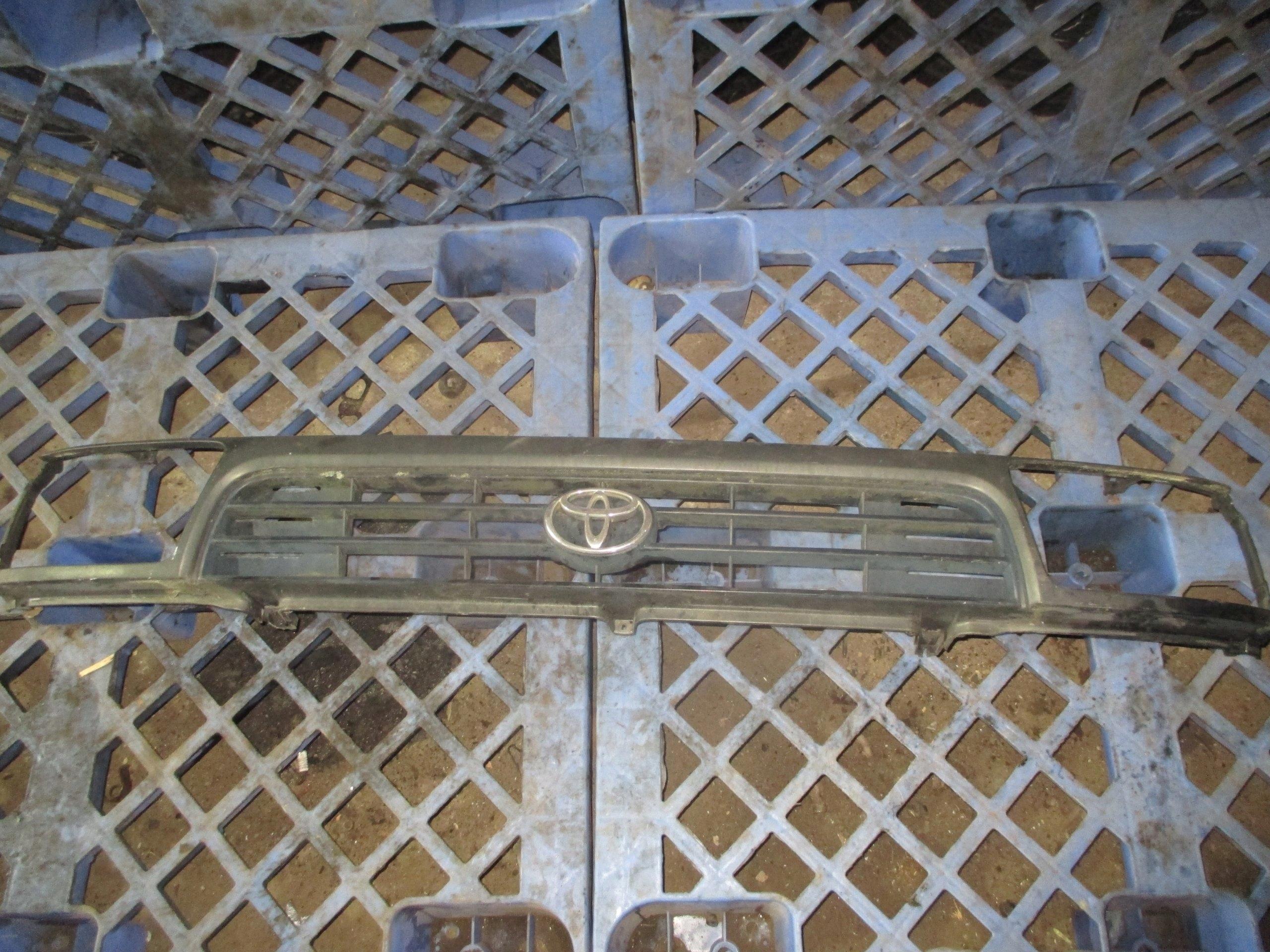Решітка радіатора передня TOYOTA 4Runner HILUX