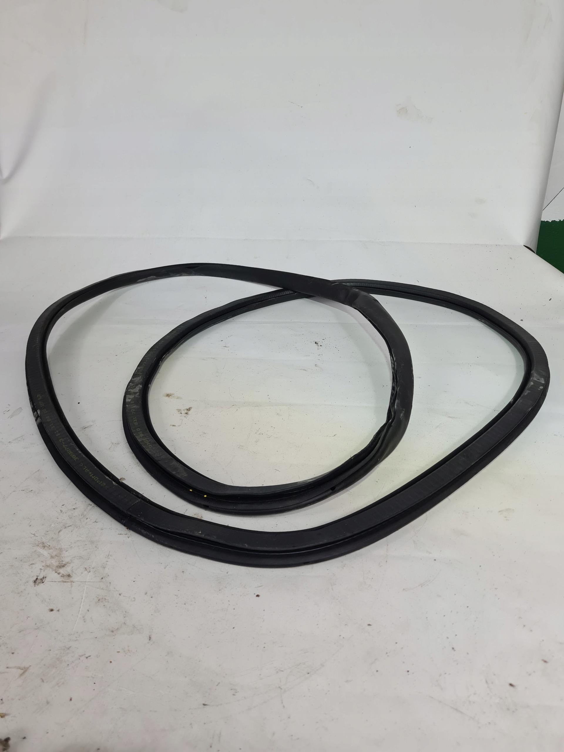 8E0831721E - Audi A4 B7 прокладка передніх дверей L