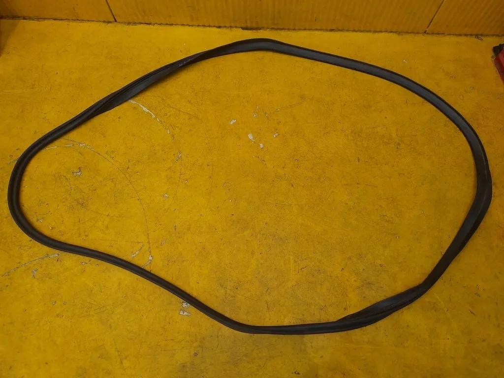 Audi A4 b9 прокладка кришки багажника 8W9827705B