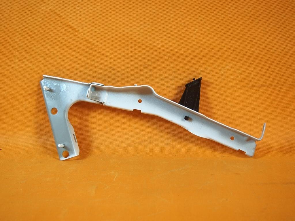 Audi A5 8t крепление крыла левое 8t0821135g LY9C