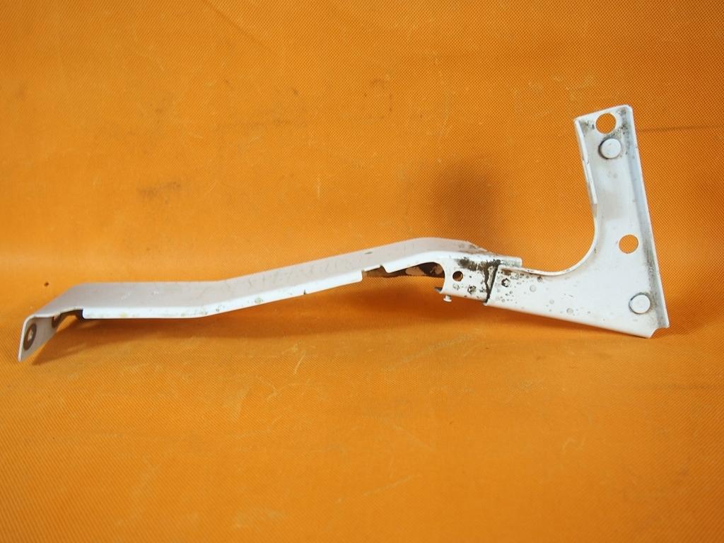 Audi A5 8t крепление крыла PR 8t0821136g LY9C