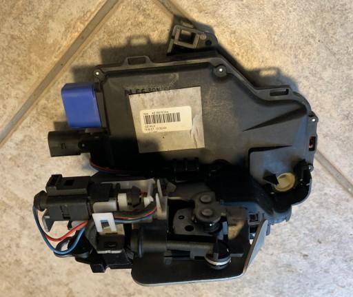 Audi A8 S8 D3 4E замок передний левый 4E1837015A