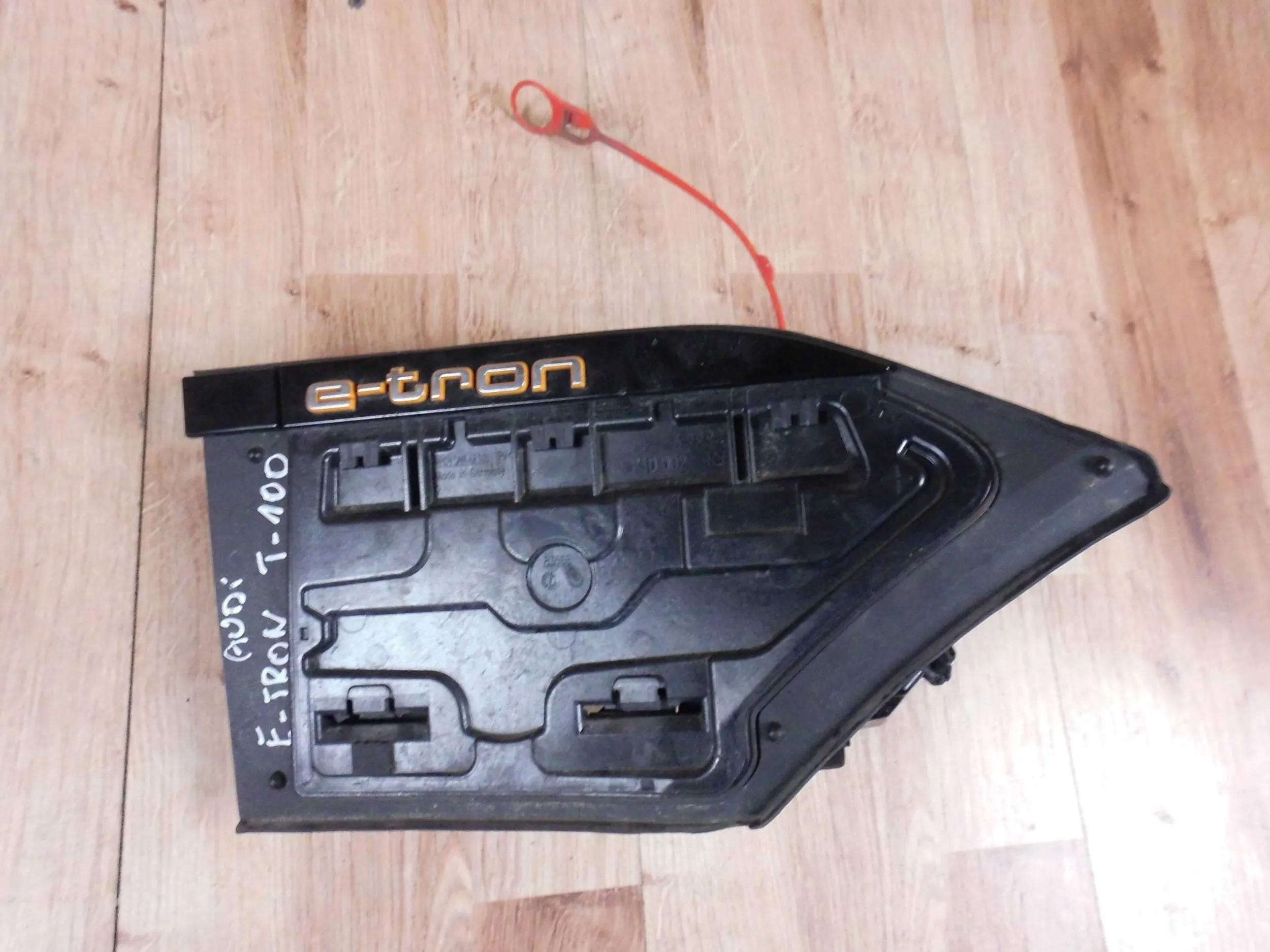 4KE810001B 4KE971375 - Audi E-Tron відкидна кришка зарядного гнізда