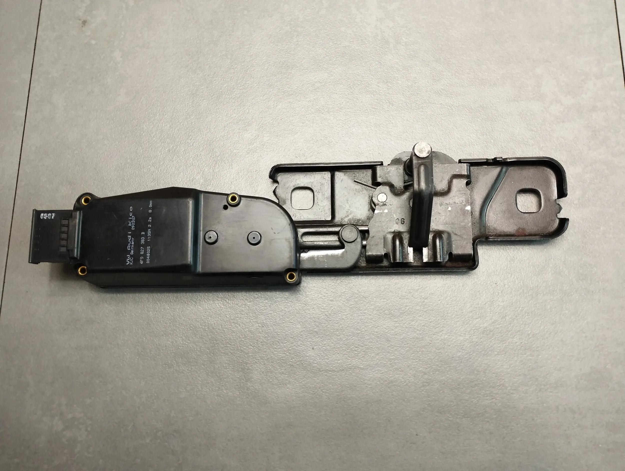 Audi Q7 4L замок защелки задний 4F9827383B