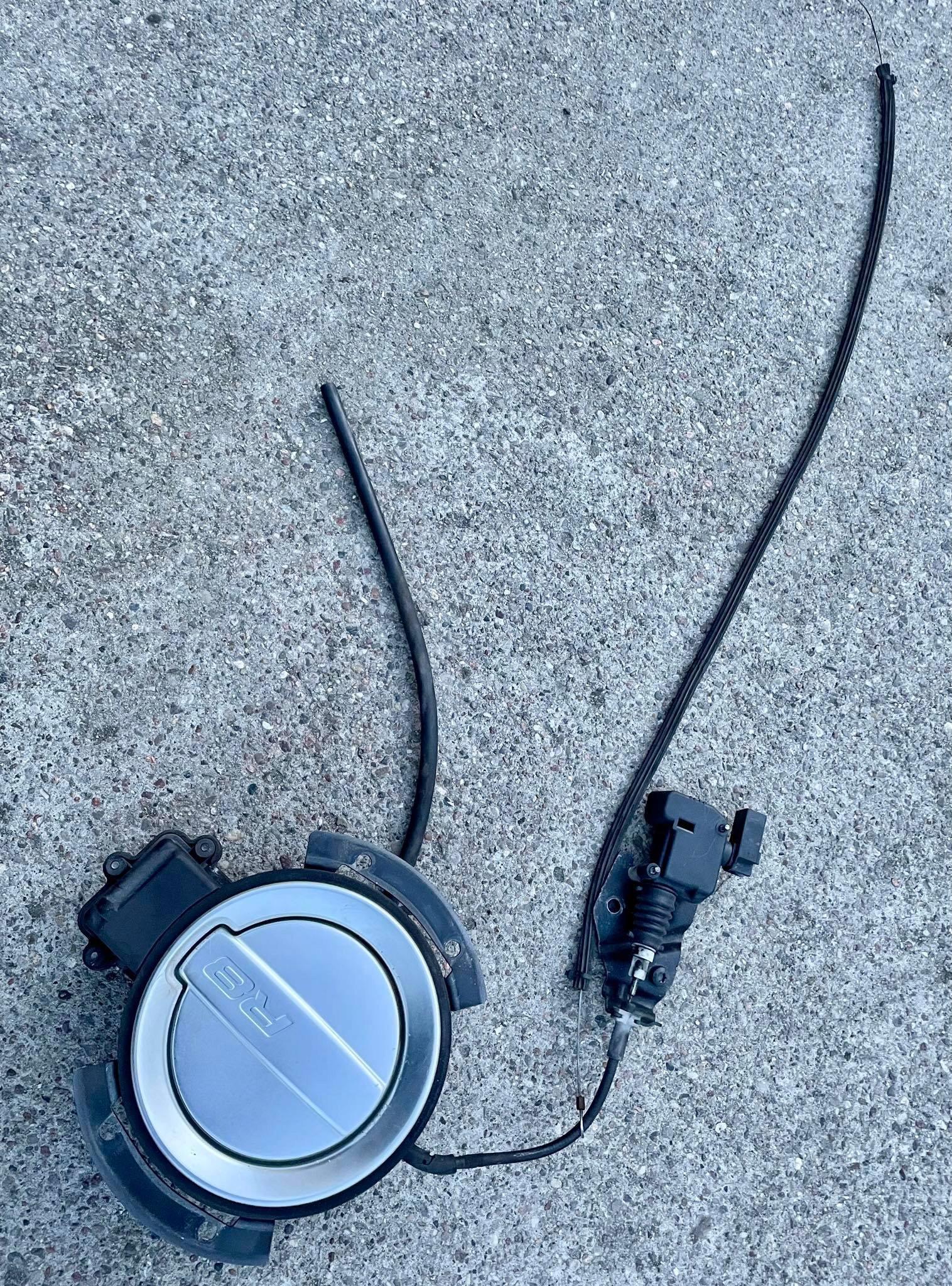 420809900 - Audi R8 420 2006-2010 крышка корпуса топливного бака