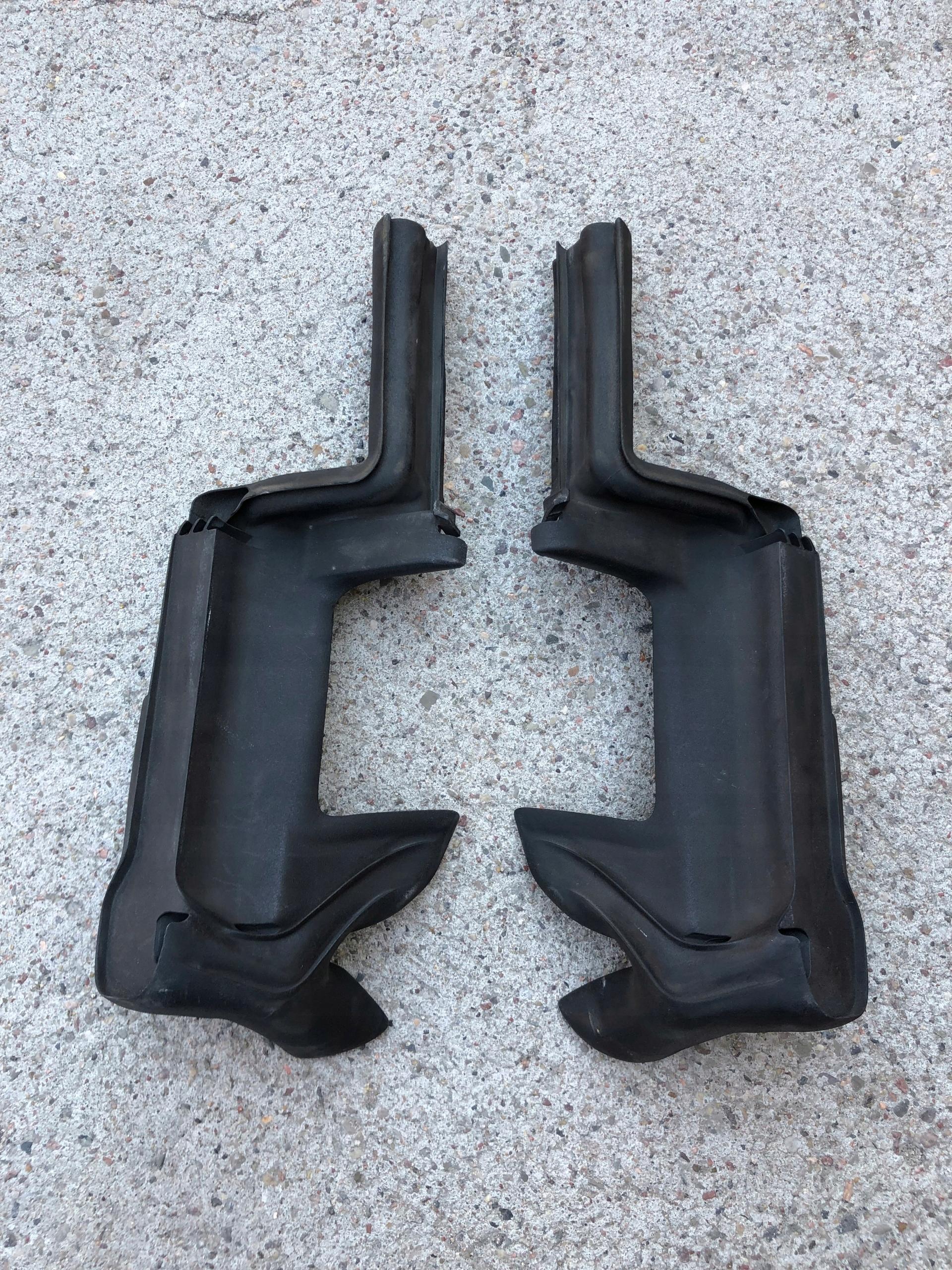 4S7831721A 4S7831722A - Audi R8 Spyder прокладка двері крила права ліва