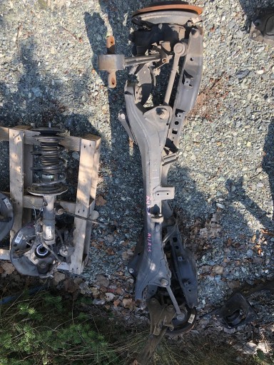 Auris 1.8 belka axle scipension задній