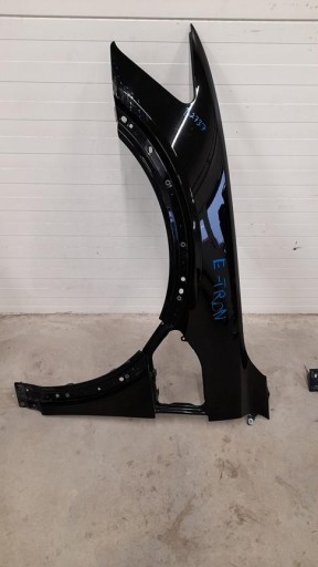 123 - Передній крило лівий Audi e-tron 4ke