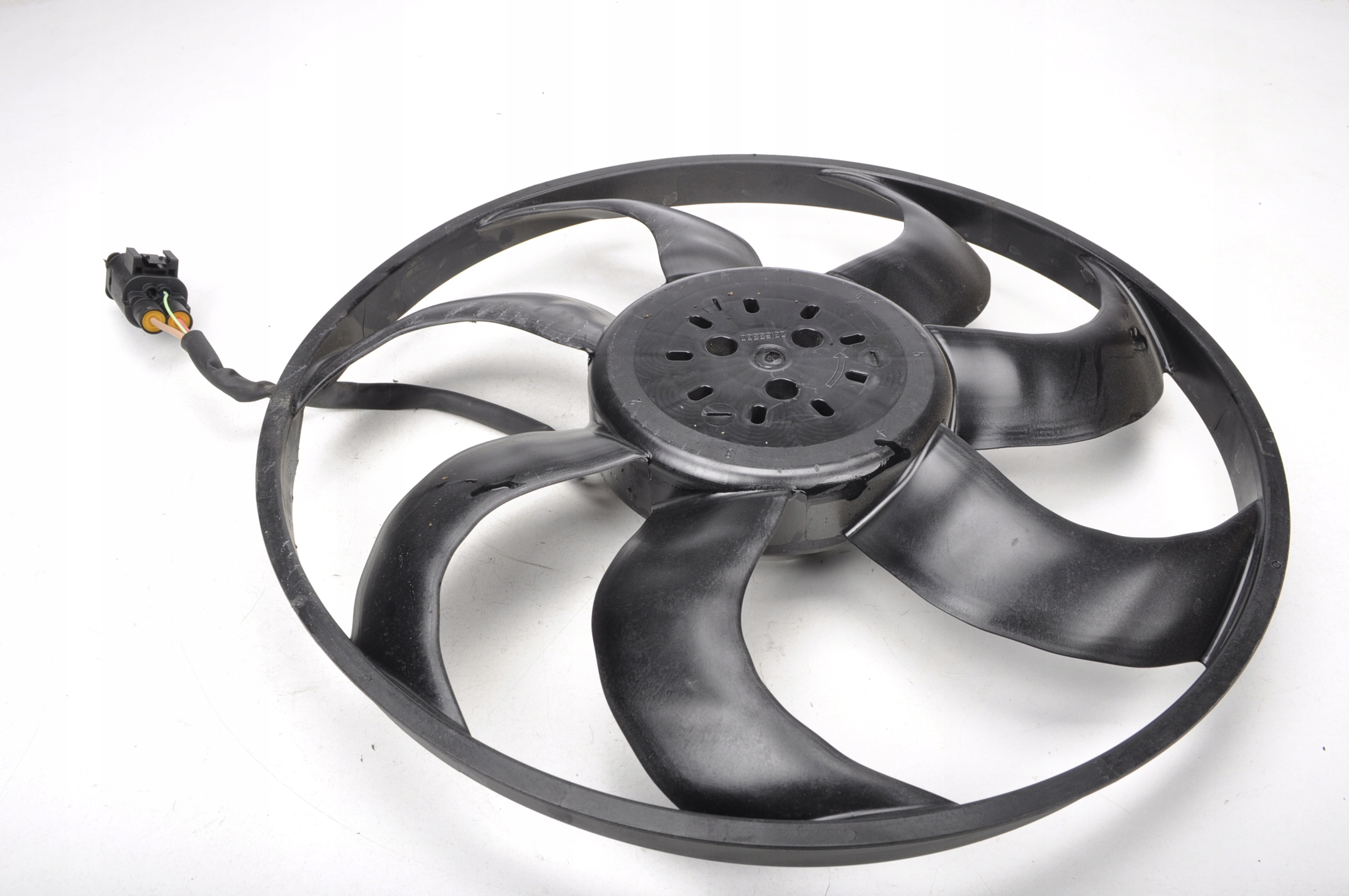 7636069 - BMW 1 F40 1.5 12V вентилятор радиатора