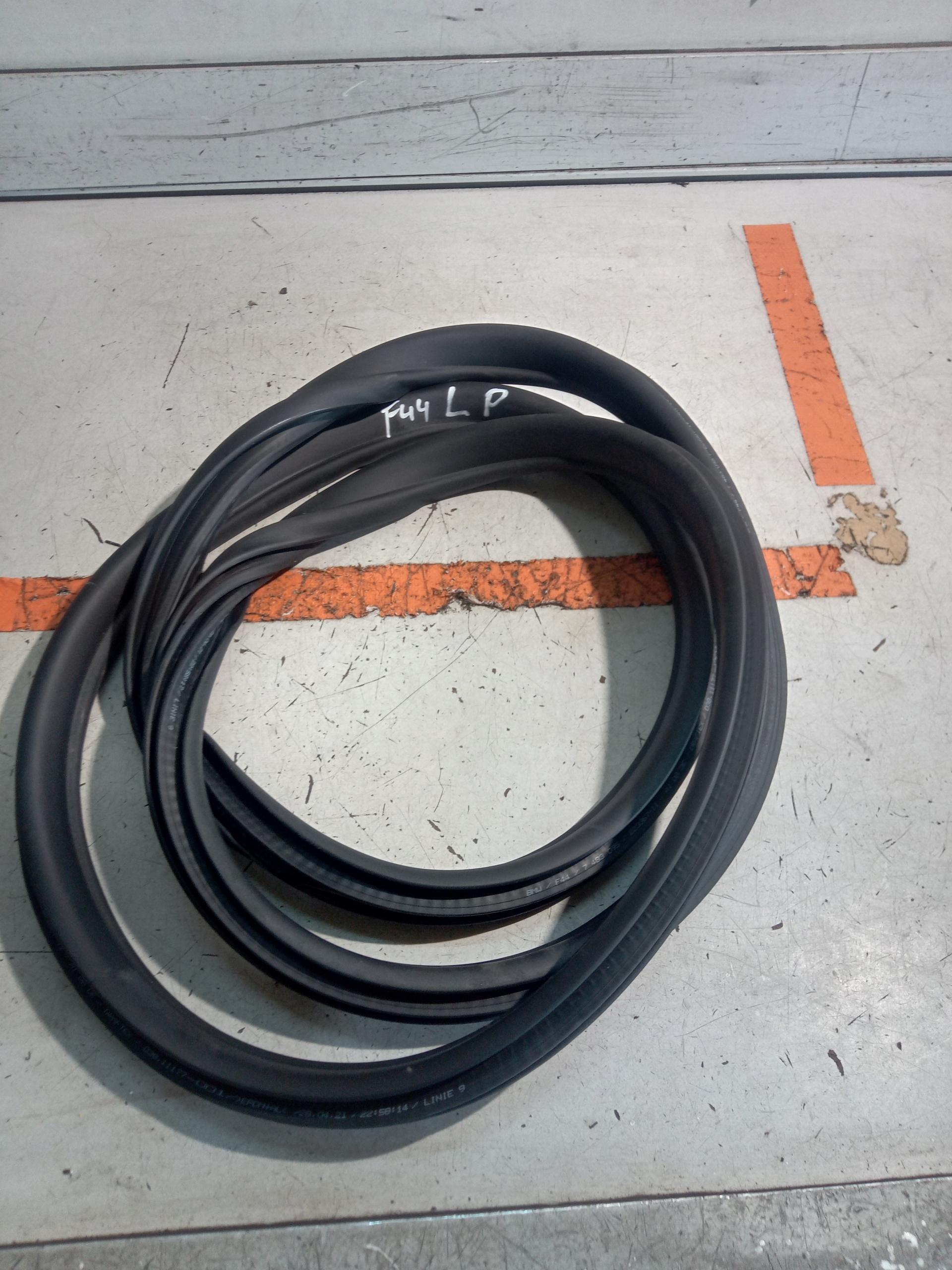 7483095 - BMW 2 F44 ущільнення дверей переднє ліве