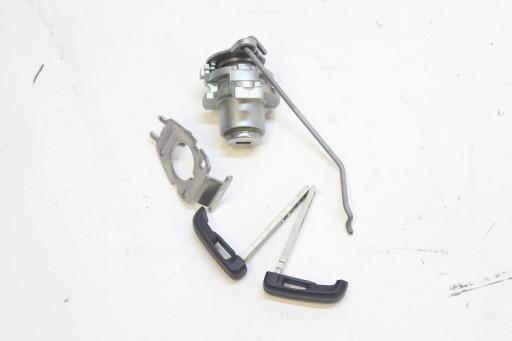 5736143 - BMW 2 F46 вставка замку наконечника