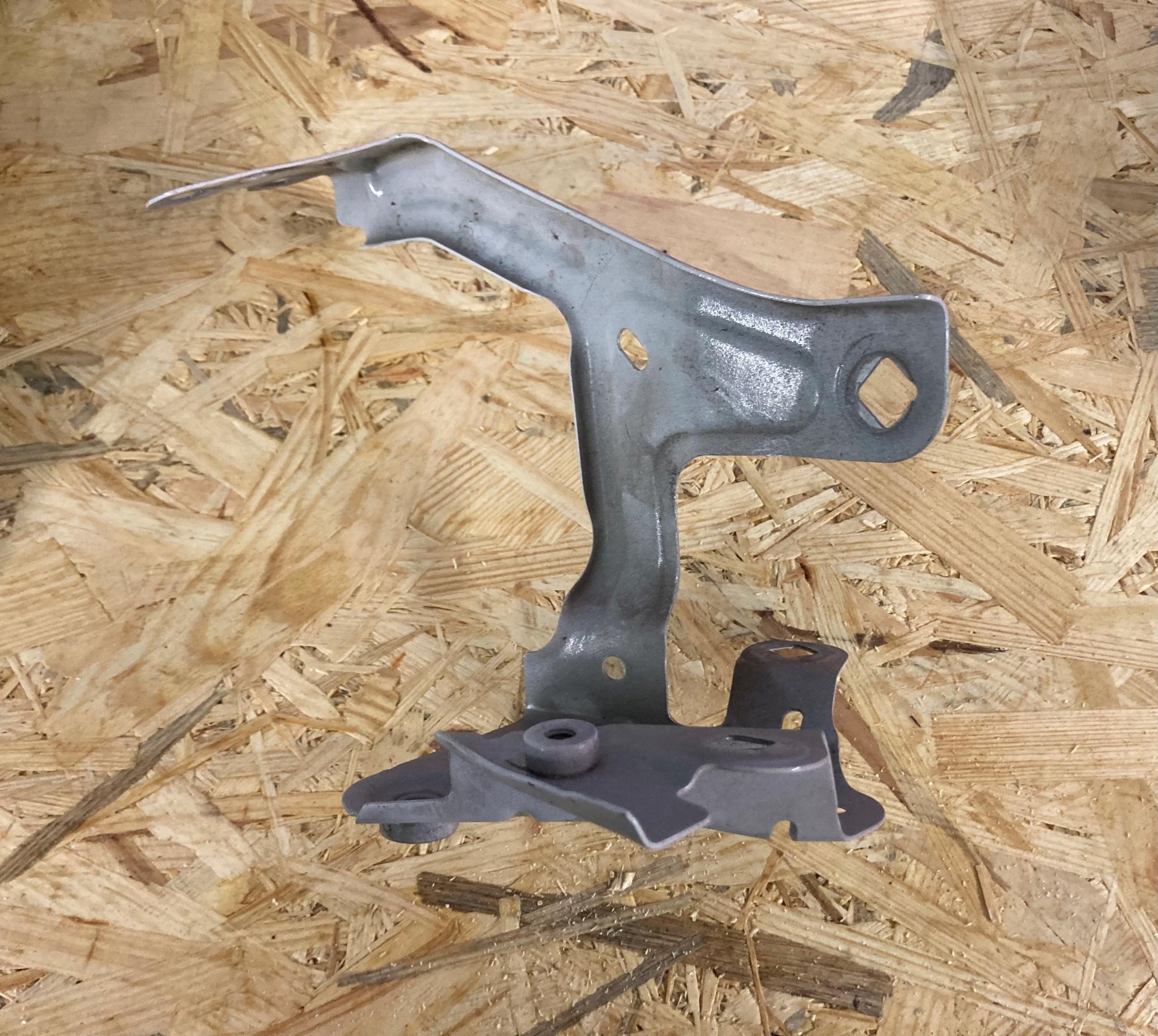 7349617 - BMW 5 G30 кріплення крила ліве кріплення