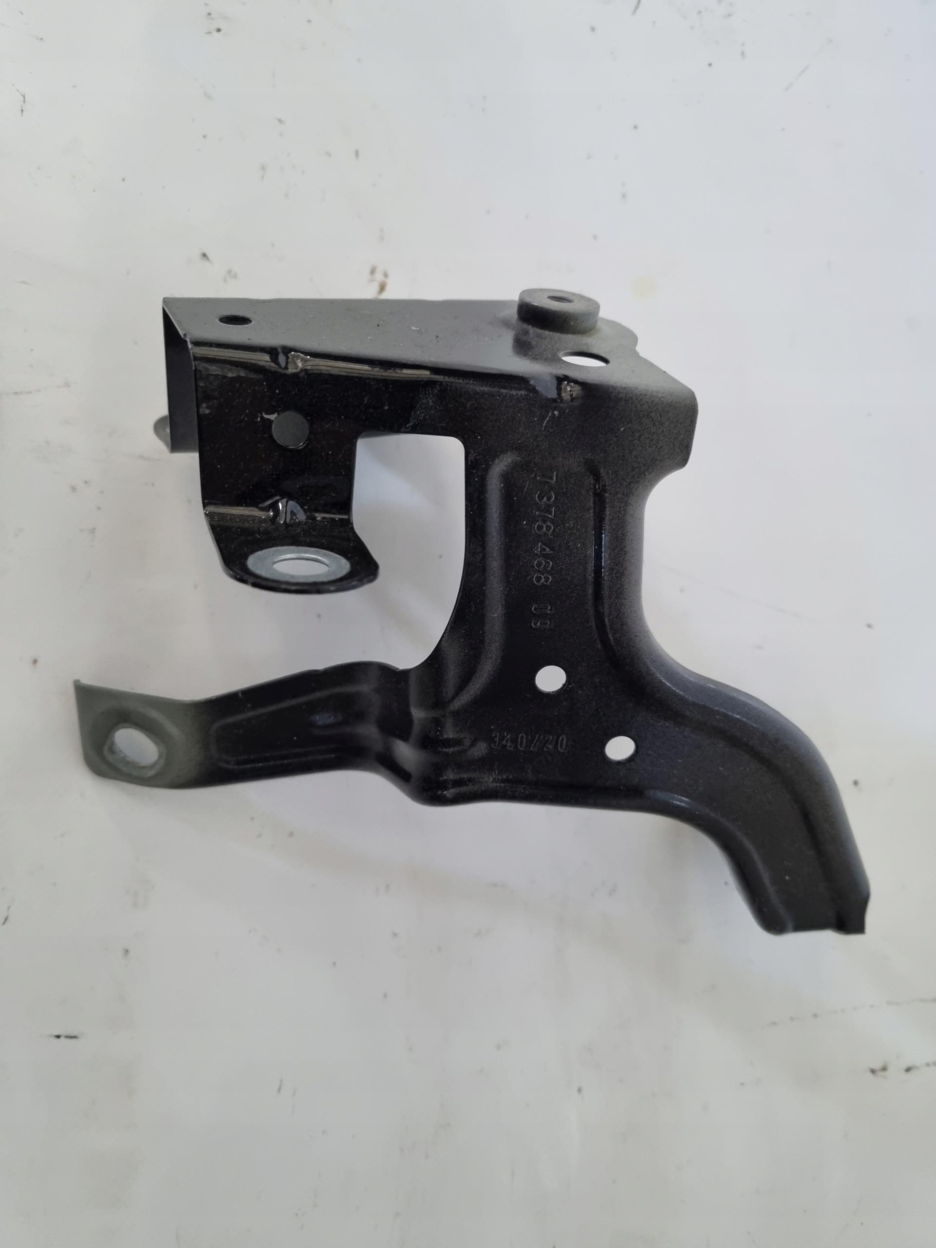 7378468 - BMW 6 GT32 правое крепление крыла