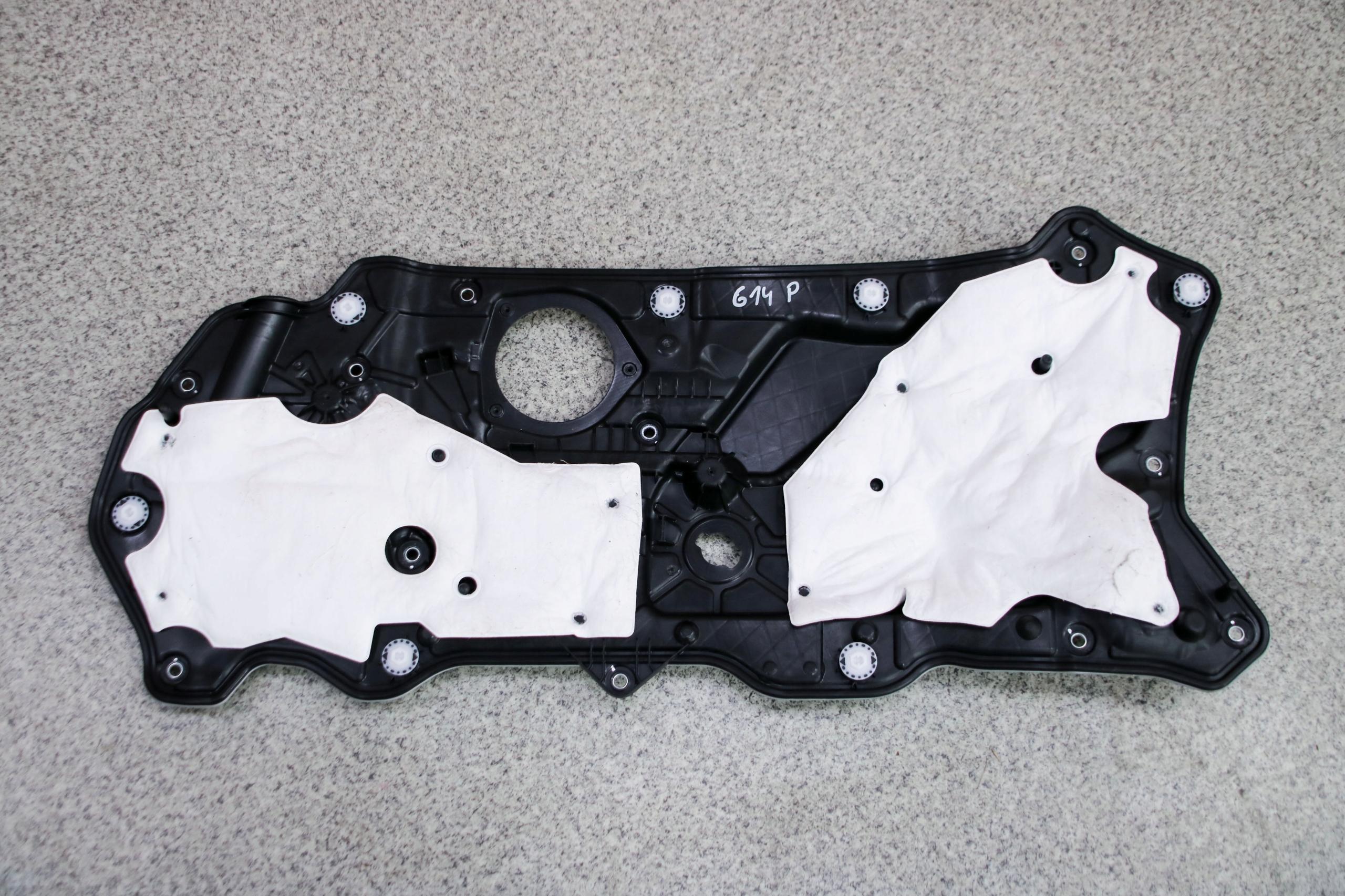 BMW 8 G14 G15 Саундер правой двери 7418094