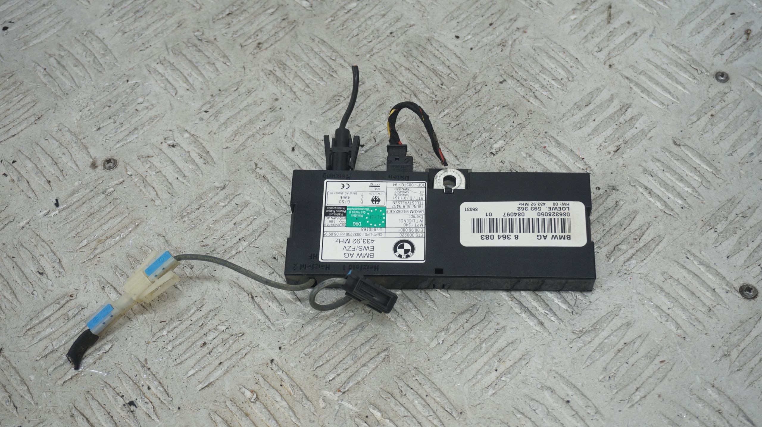 BMW E39 усилитель антенны правый задний 8364083