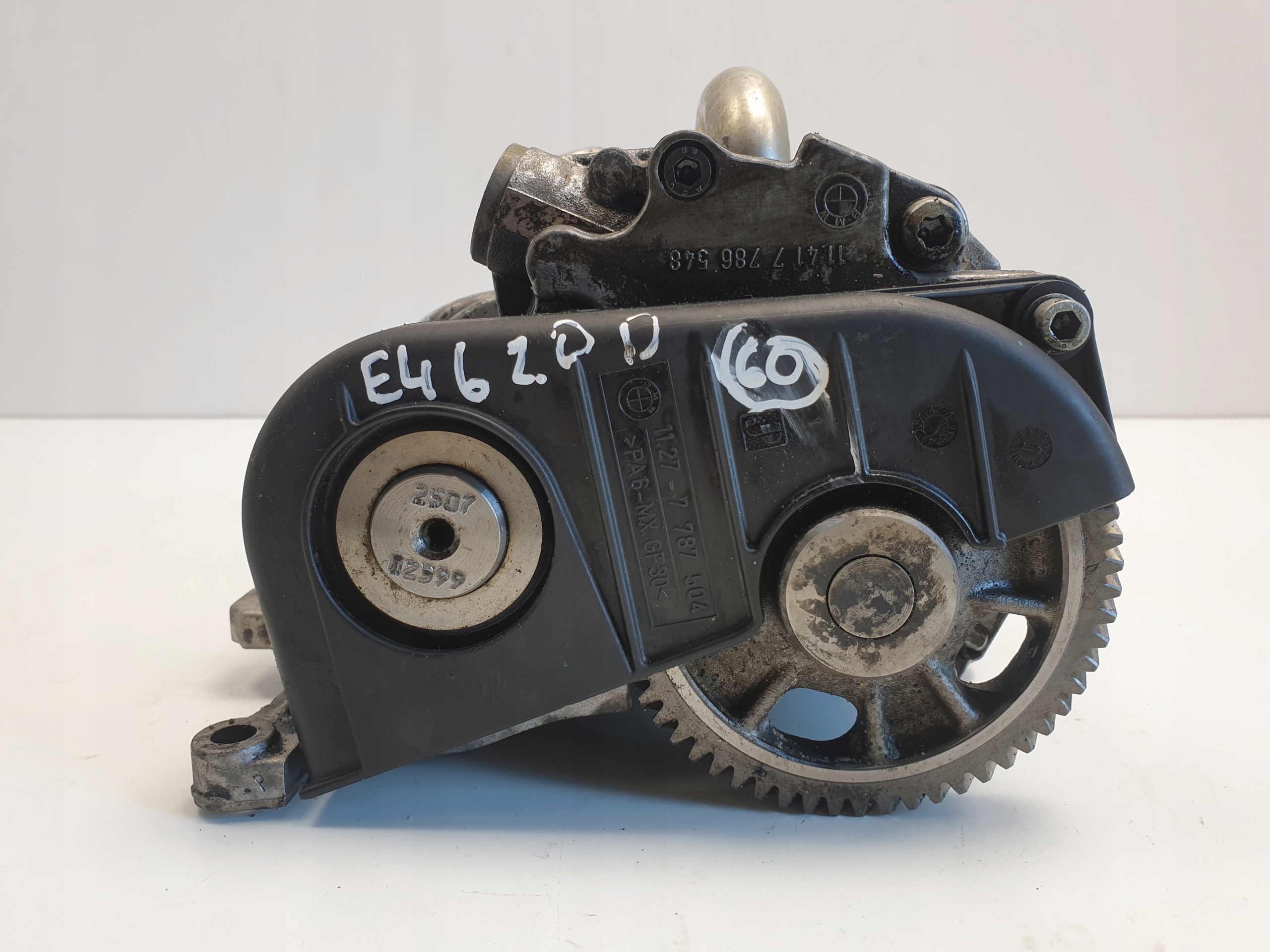 BMW E46 2.0 D масляный насос 7786548