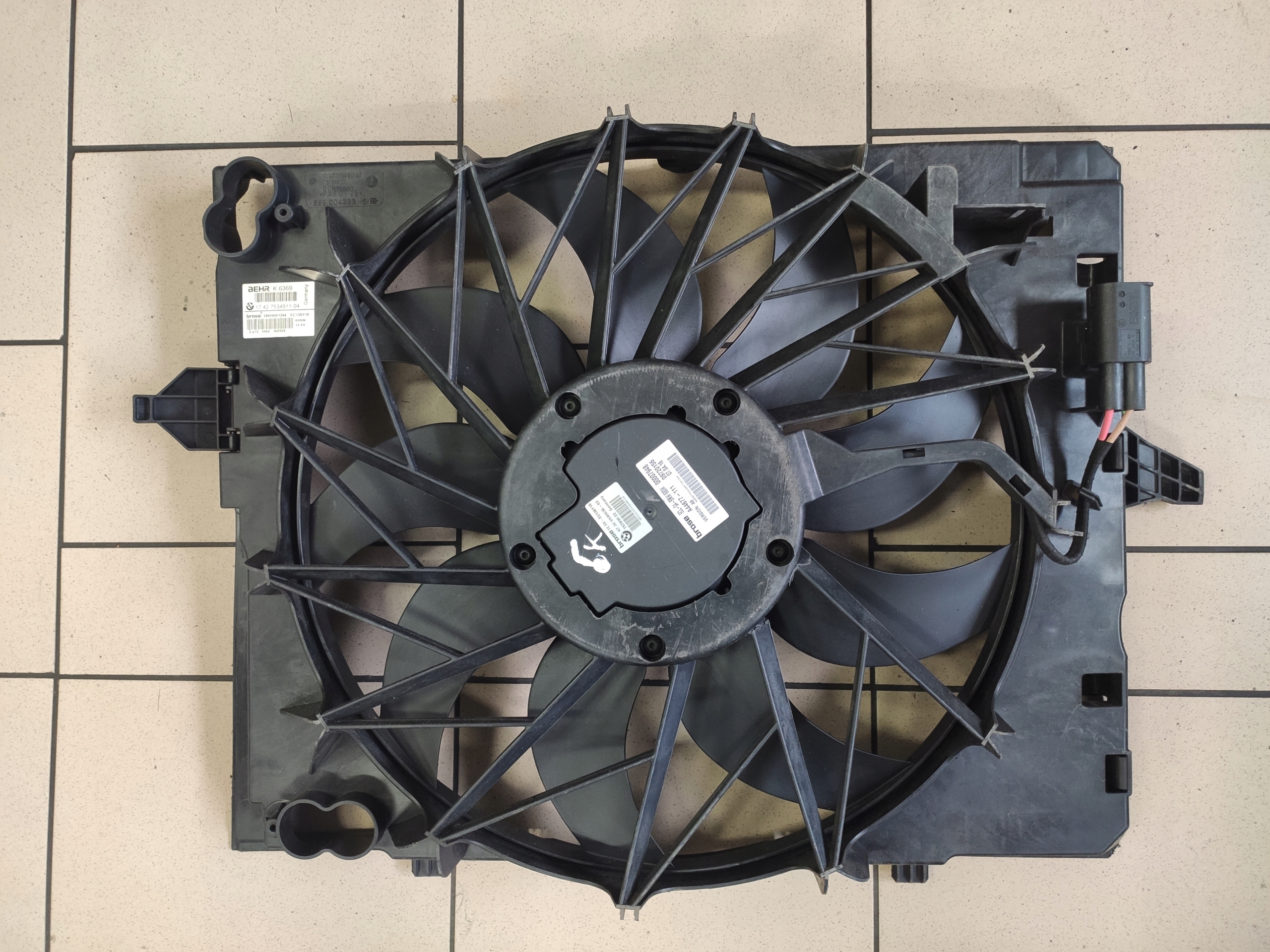 BMW E60 E61 E63 E64 550i 650i вентилятор охолодження 7534911