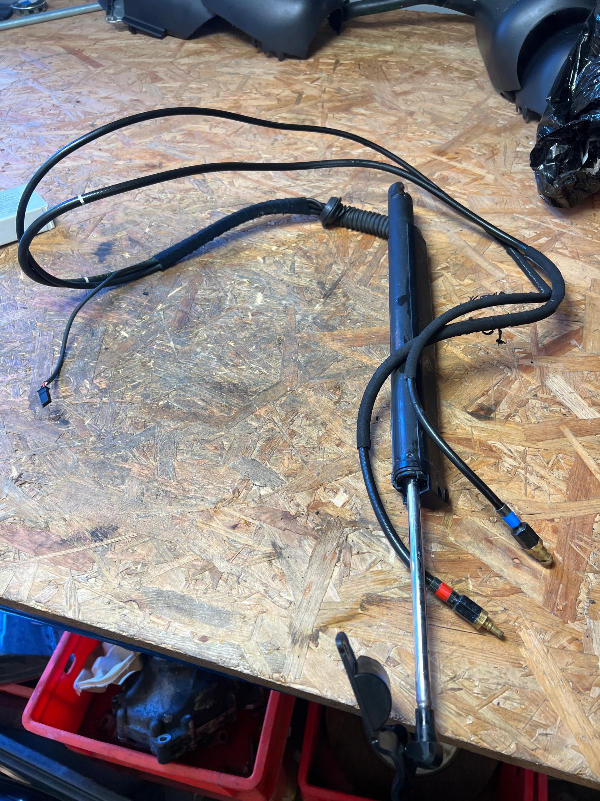 7111867 HB70407-002 - BMW E61 гідроциліндр заслінки