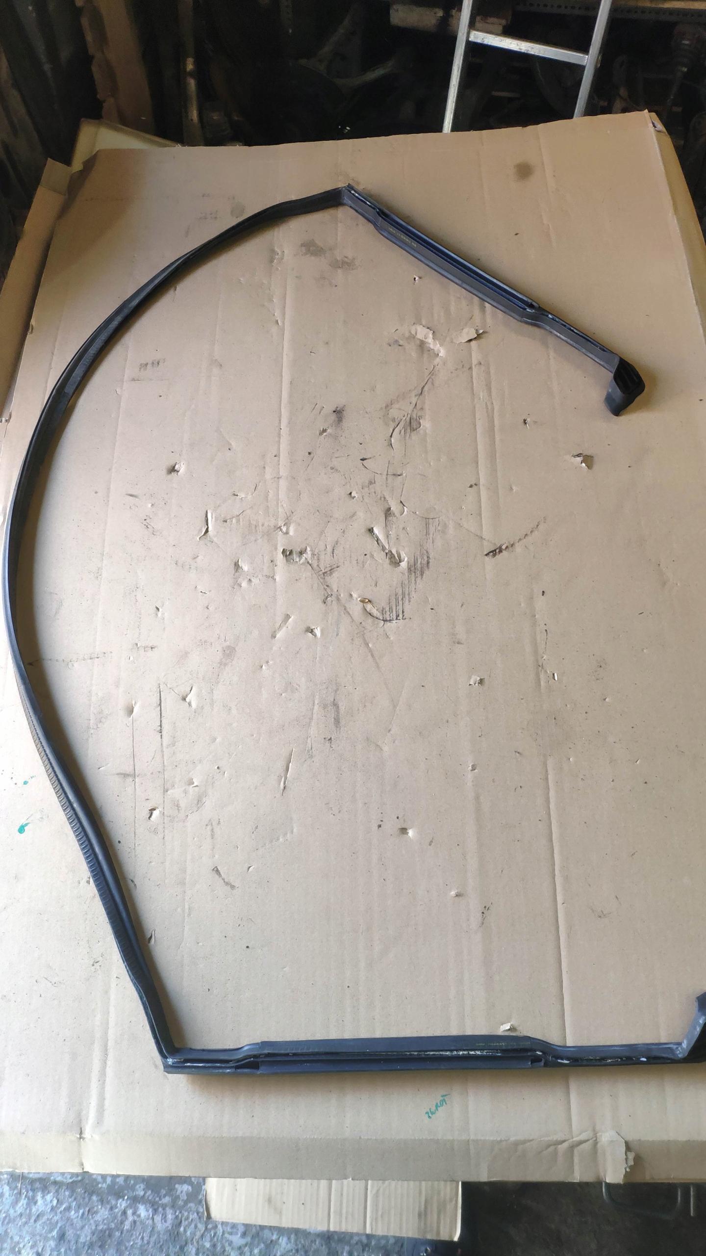 7046400 - BMW E64 прокладка крышки люка крыши