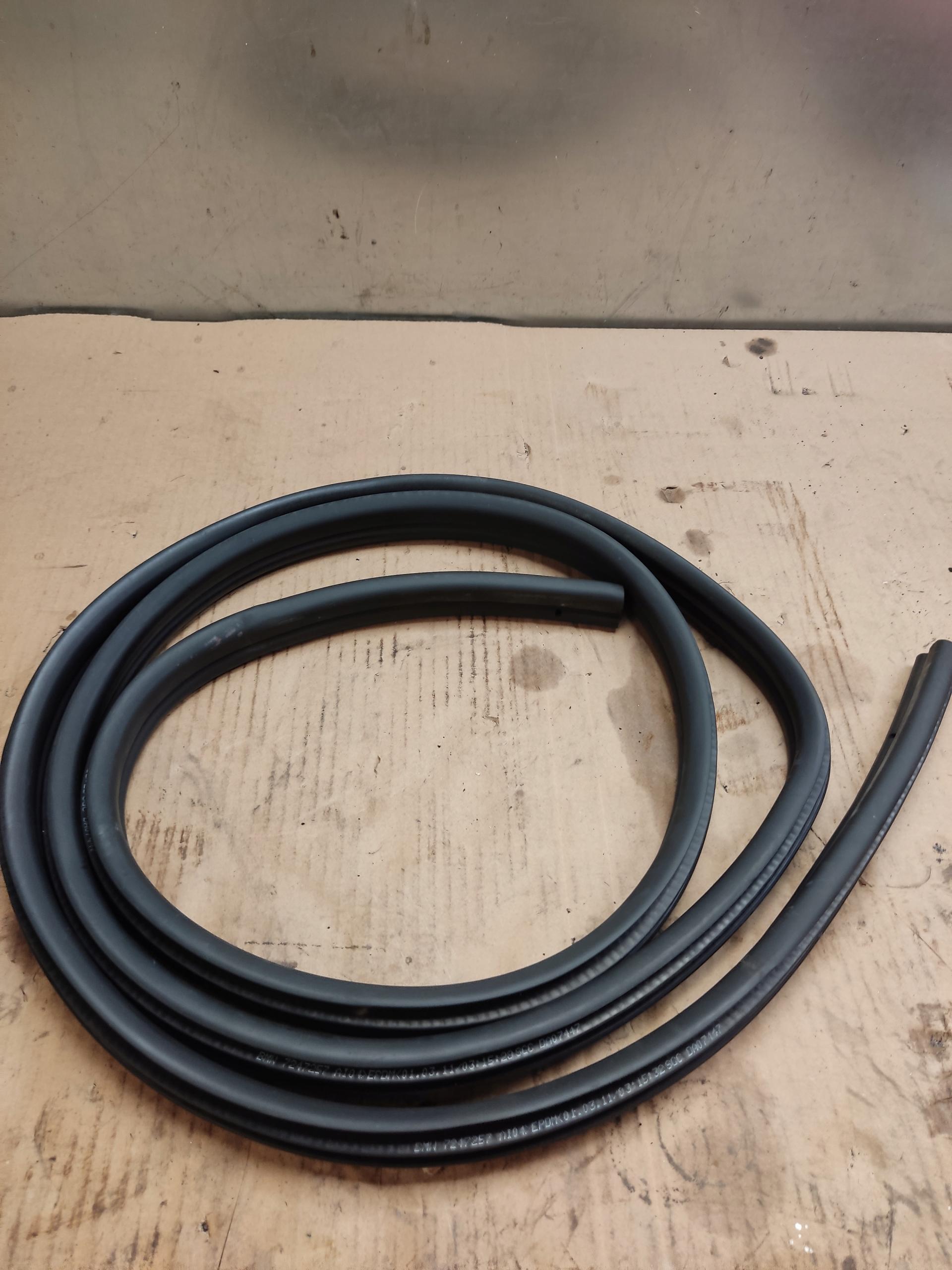 7247257 - BMW E90 E91 уплотнение двери левая передняя резина резина