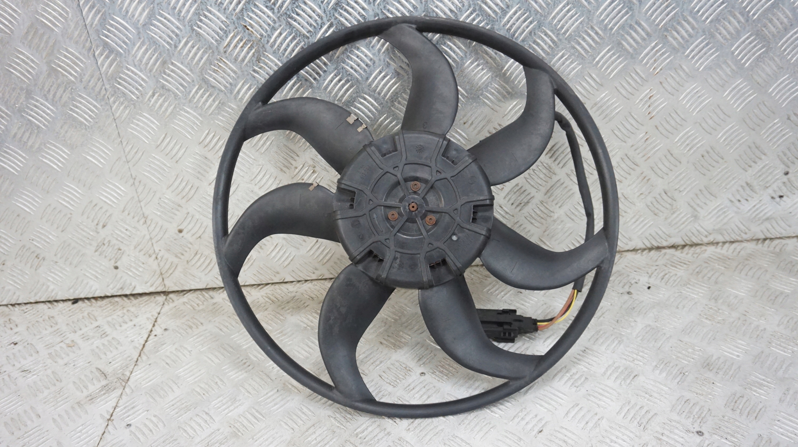 BMW E90 E91 вентилятор радиатора 7561713