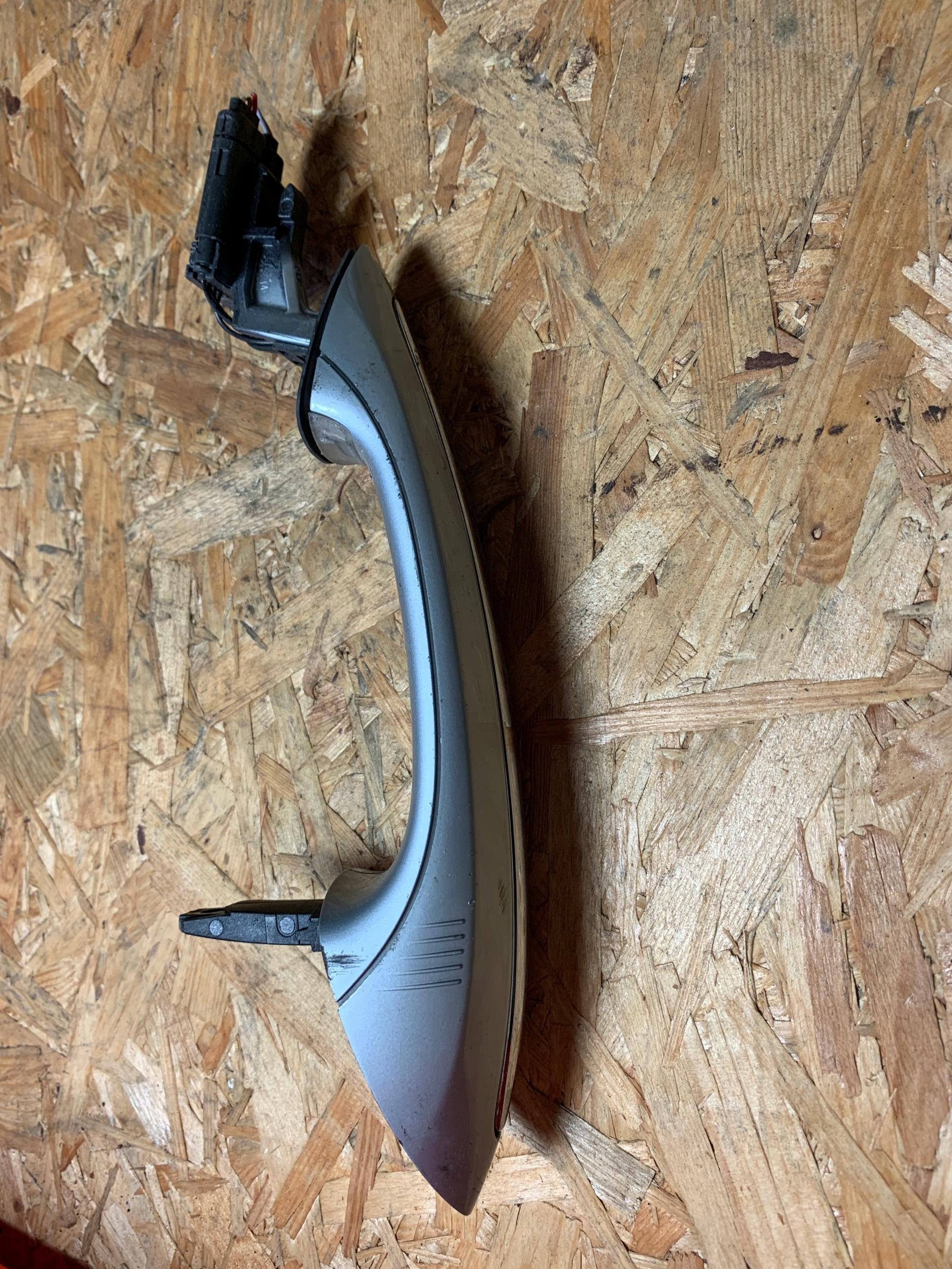 7310176 - BMW F01 F10 F11 задняя левая ручка Европа без ключа