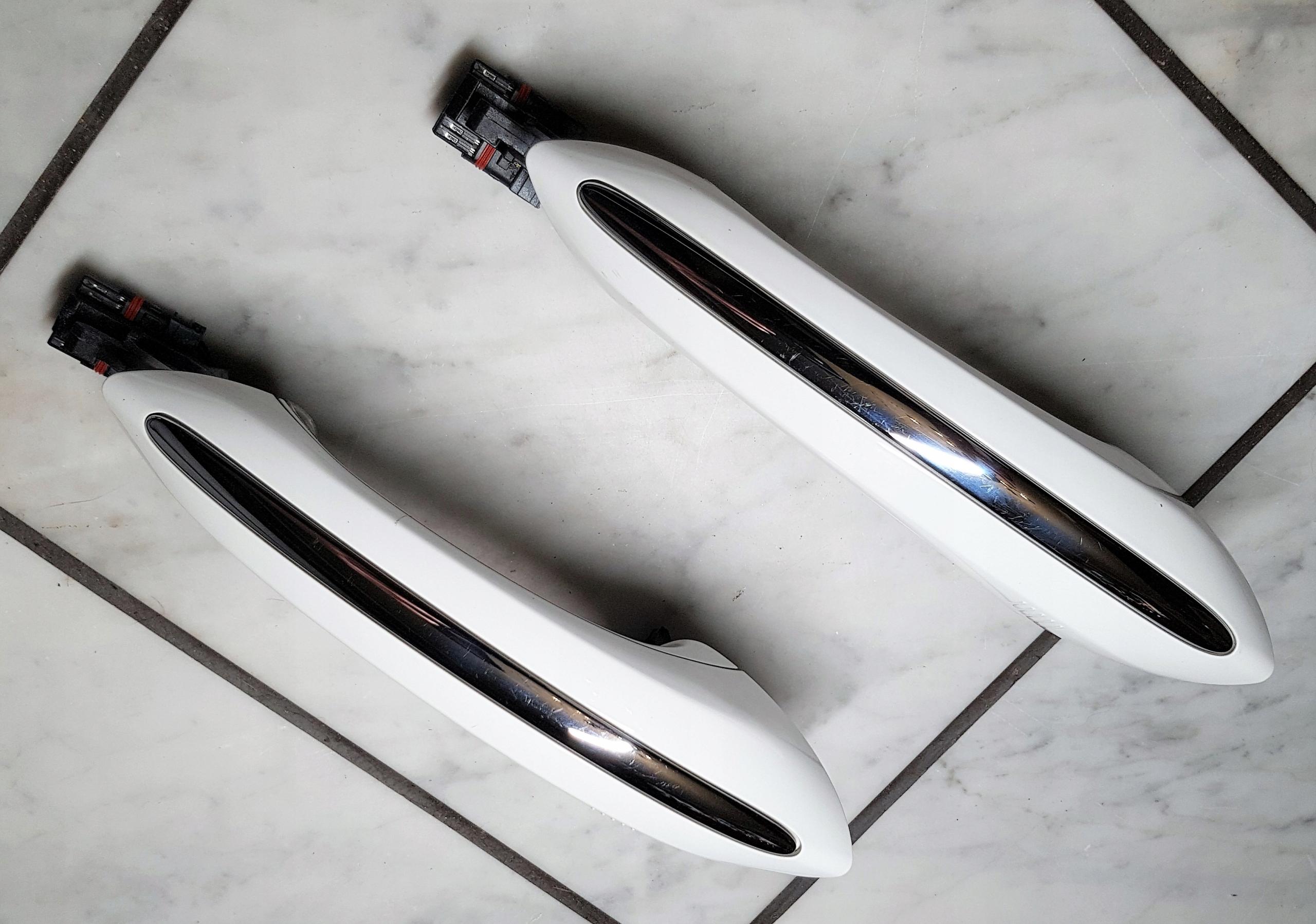 7305276 - BMW F10 F01 ручка правої двері хром LED A300