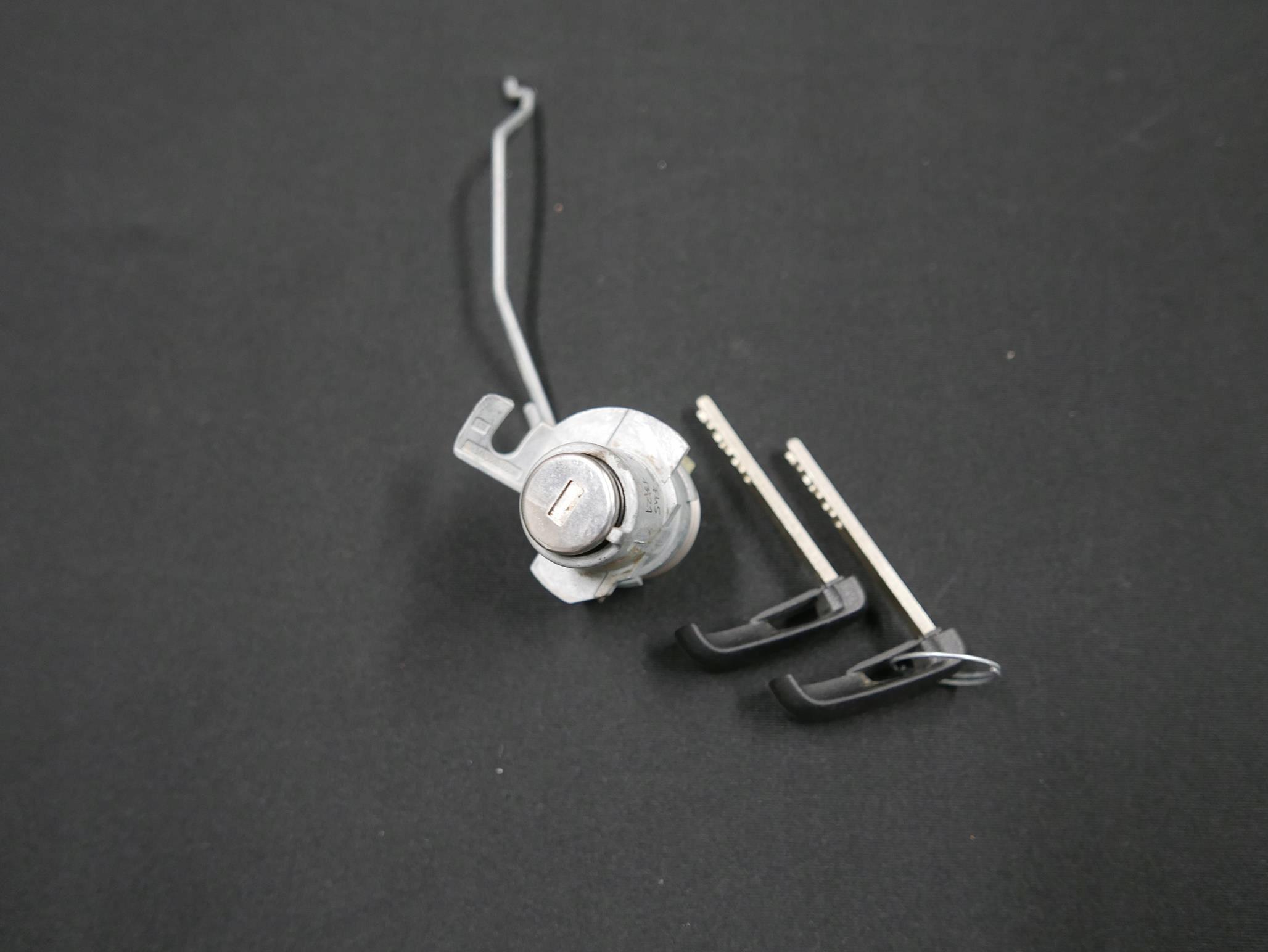 7497225 - BMW F15 F48 X1 F39 вставка замка левая с ключом