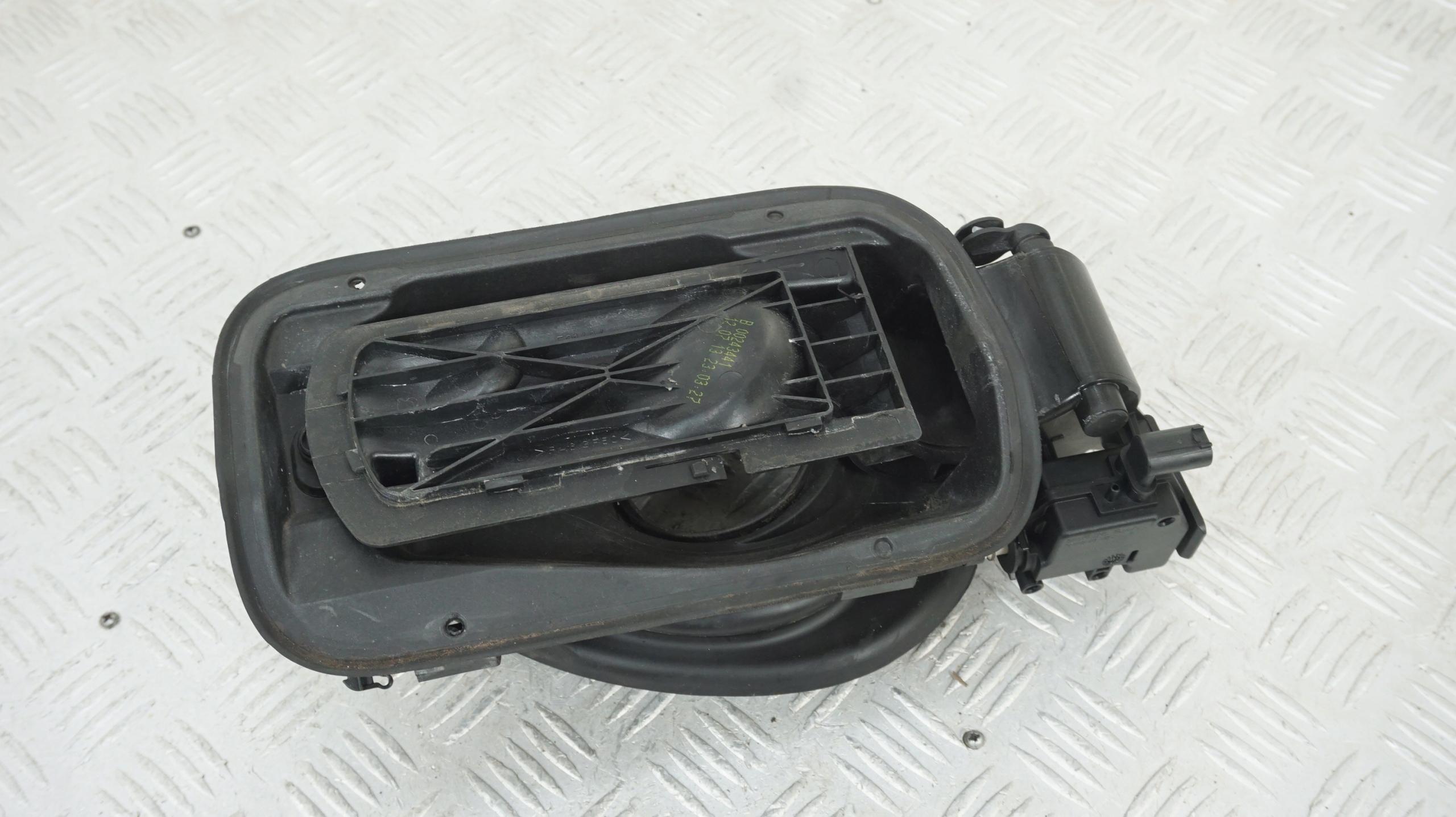 BMW F30 F31 крышка топливного бака 7238100