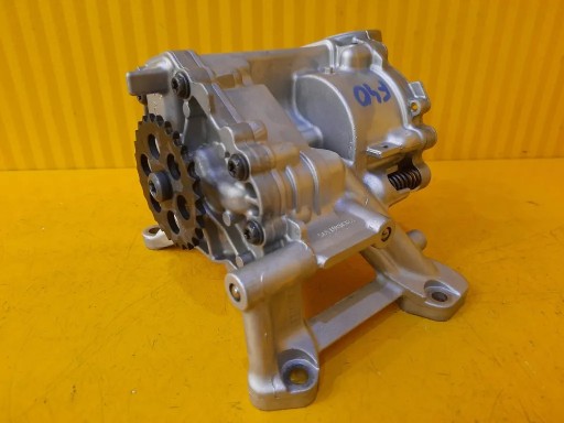 BMW F40 F48 F55 F56 масляный насос 8631810