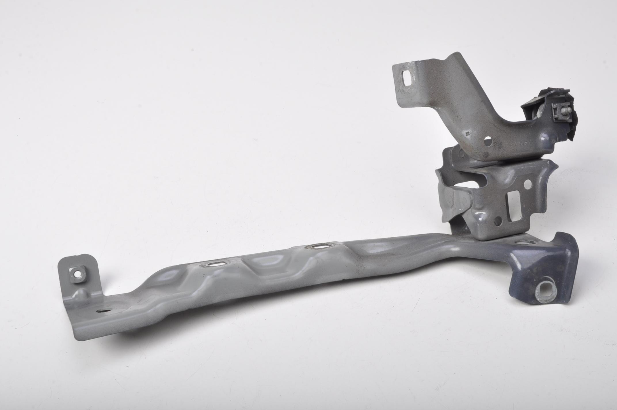 7450377 - BMW F40 крепление кронштейн крыла л