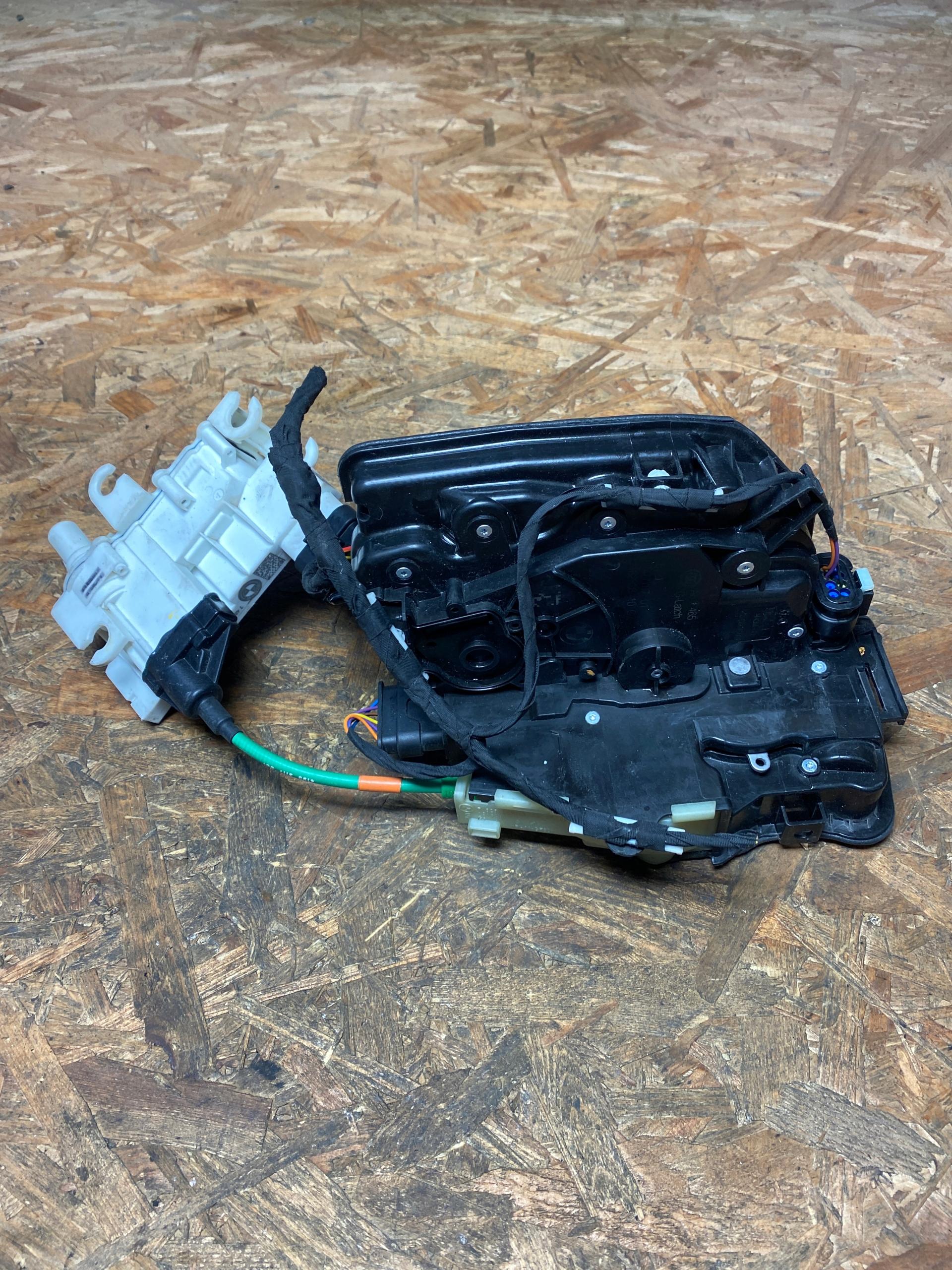 BMW G05 G30 G31 замок двери передний левый 7477707