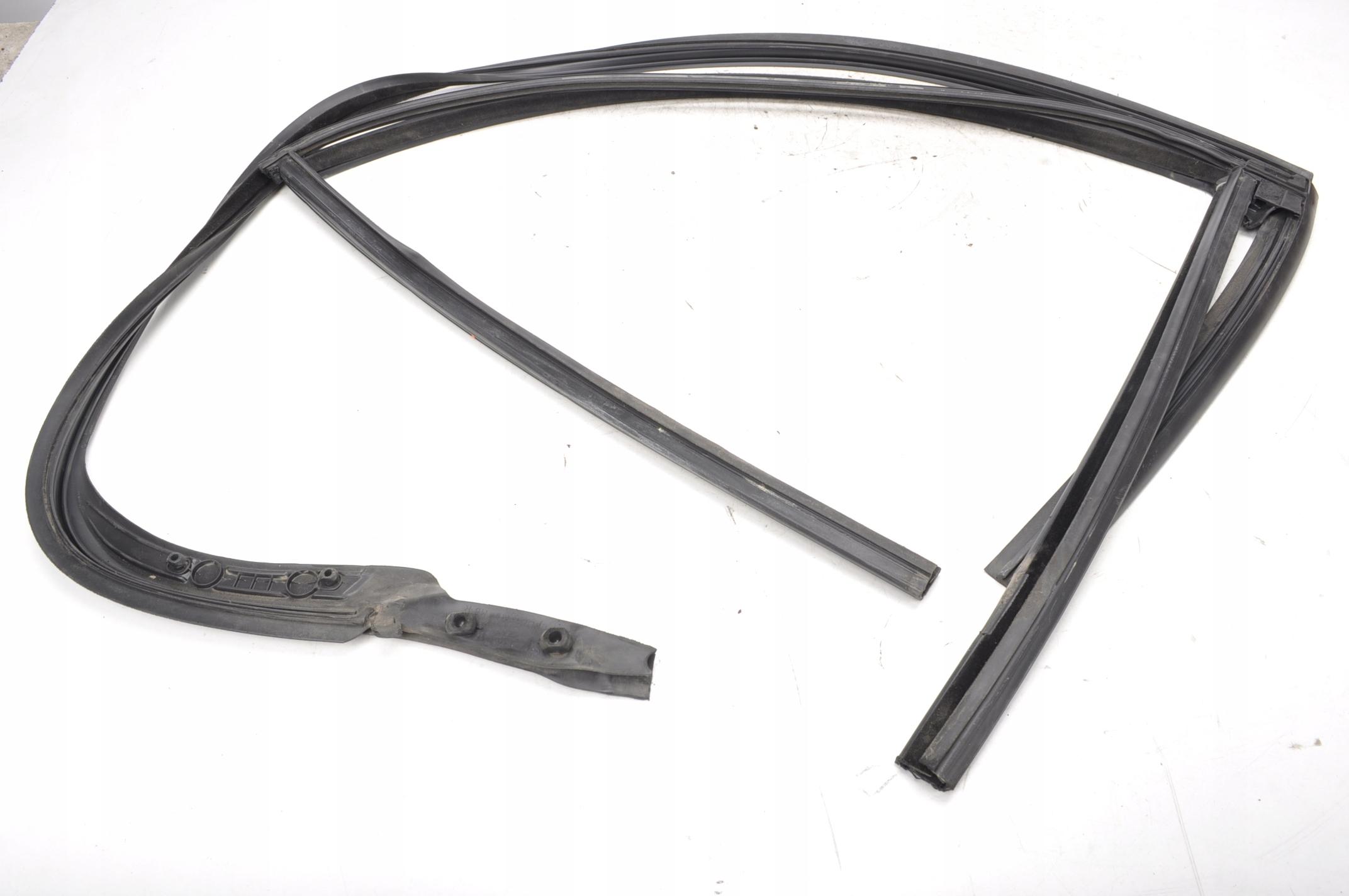 BMW G12 уплотнитель двери правый задний