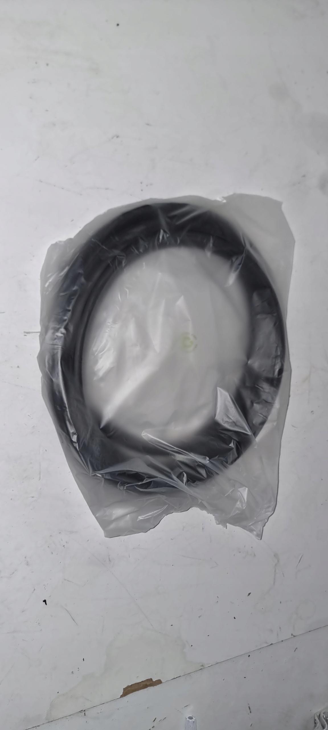 BMW G31 прокладка кришки багажника 7441468 COMBI