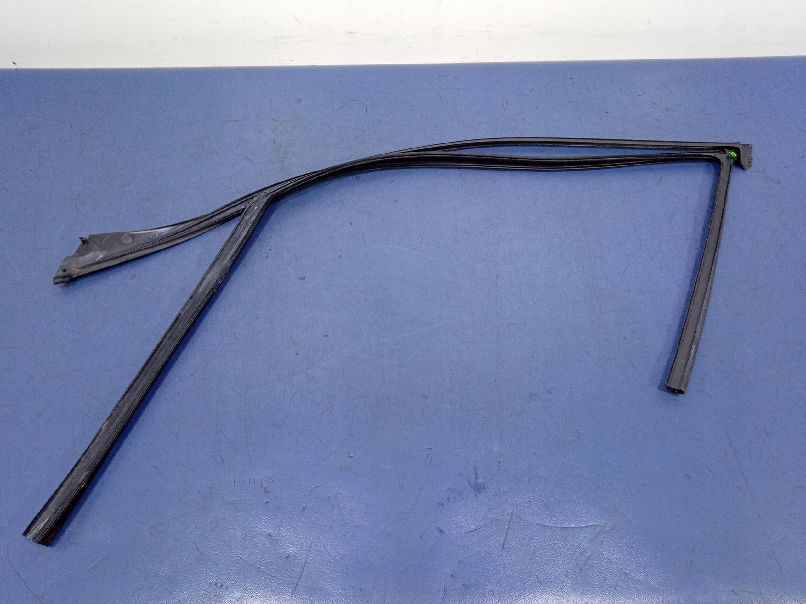 7336964 - BMW M5 F90 G30 уплотнитель стекла двери ПД ПД