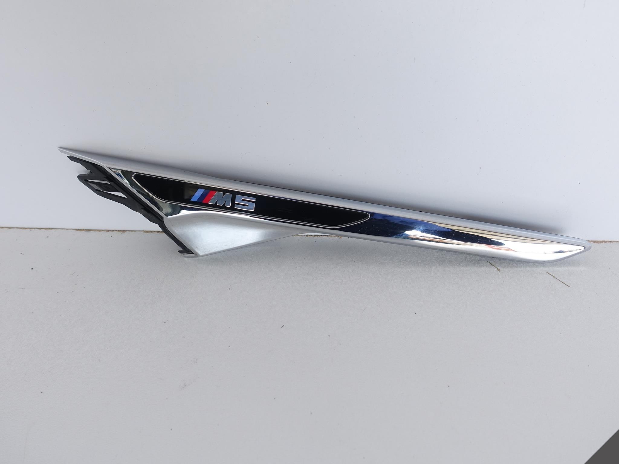 8063205 - BMW M5 F90 M-POWER брызговик хром впускной молдинг левый