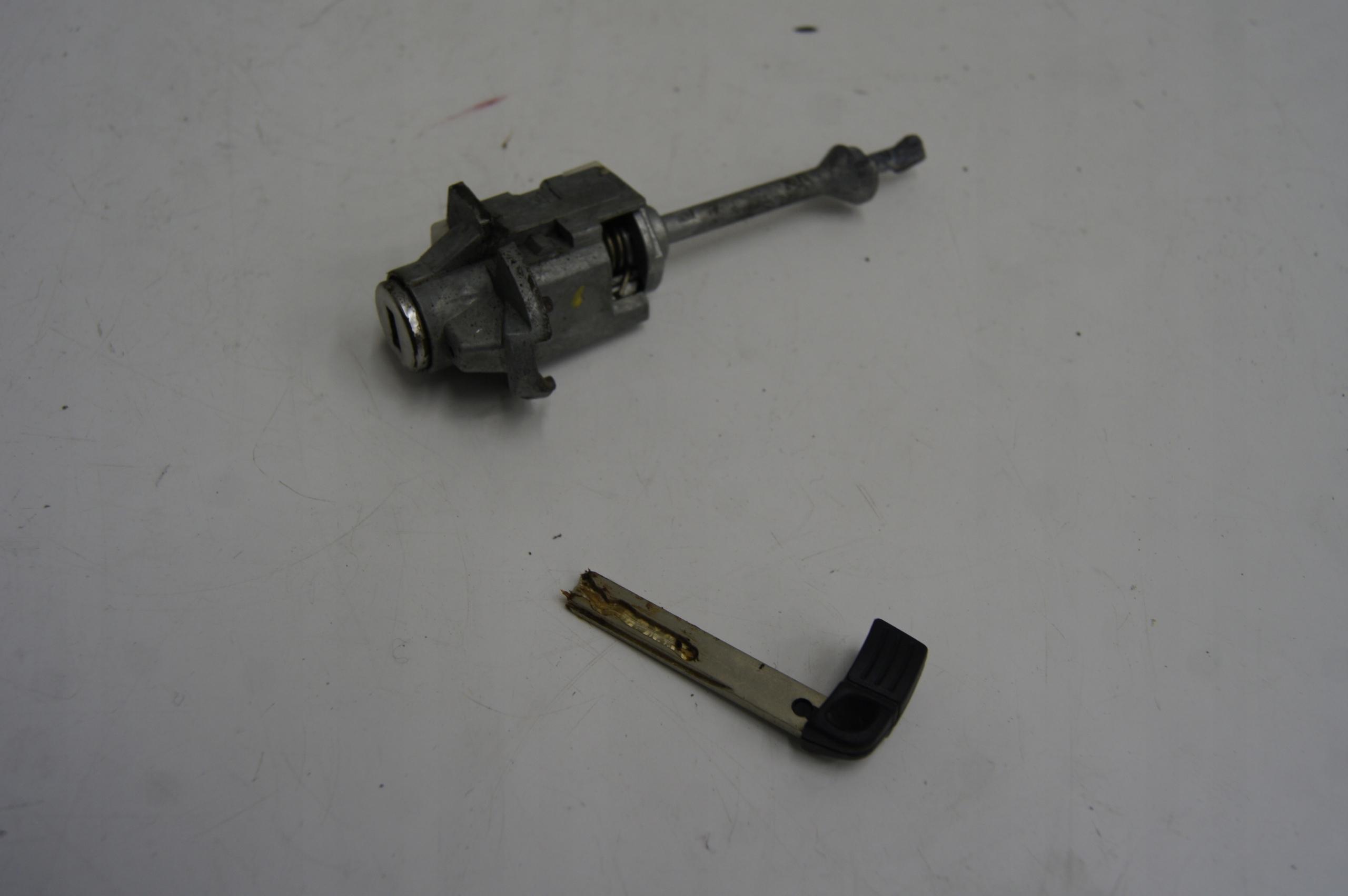 BMW X1 E84 вставка замка ключ стрелка