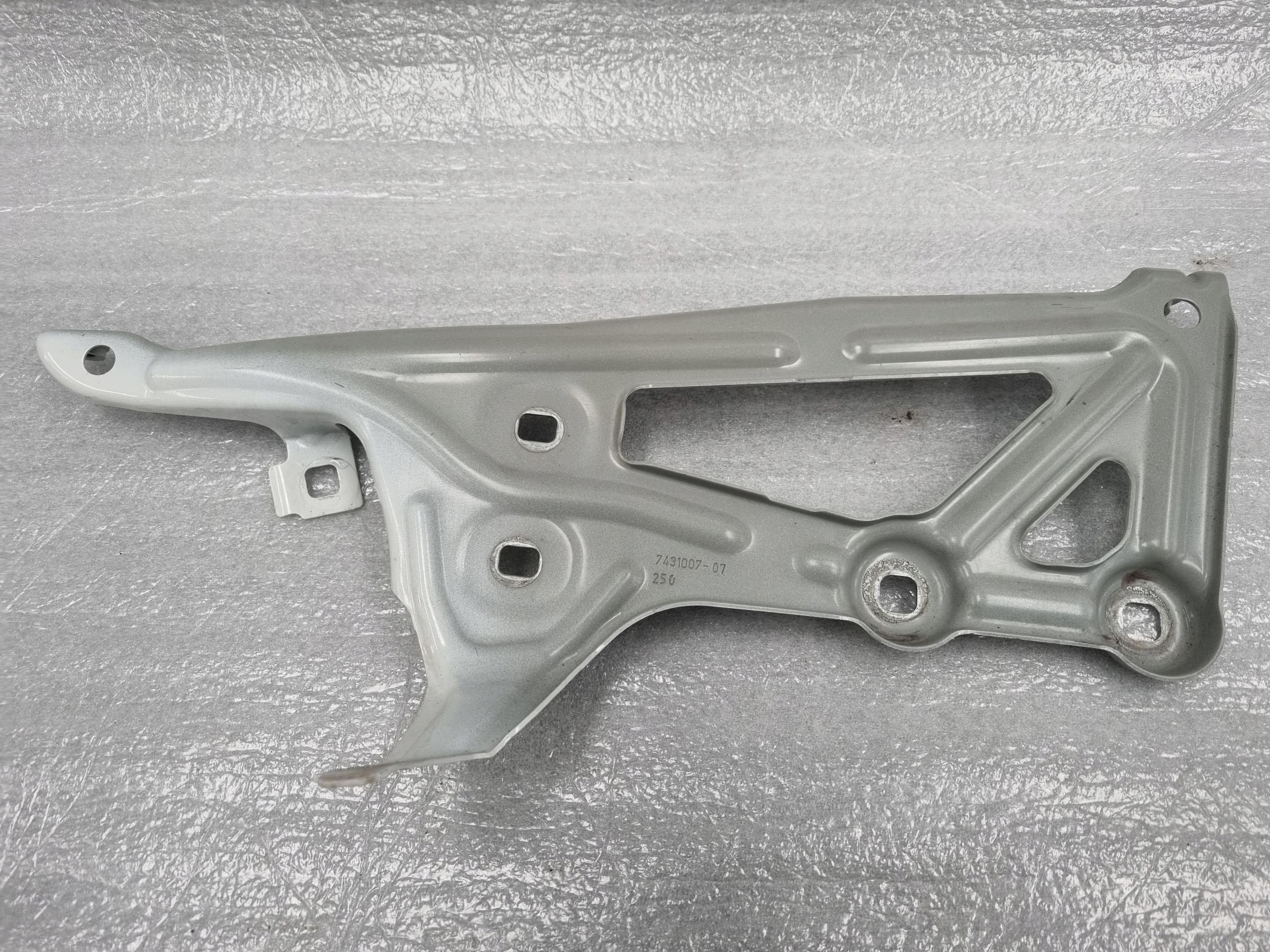 7431007 - BMW X2 f39 ліве кріплення крила