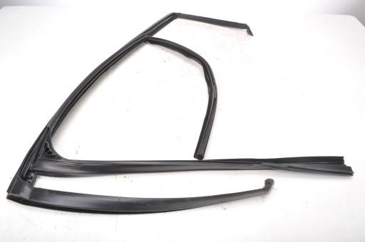 BMW X4 F26 уплотнитель двери правый задний