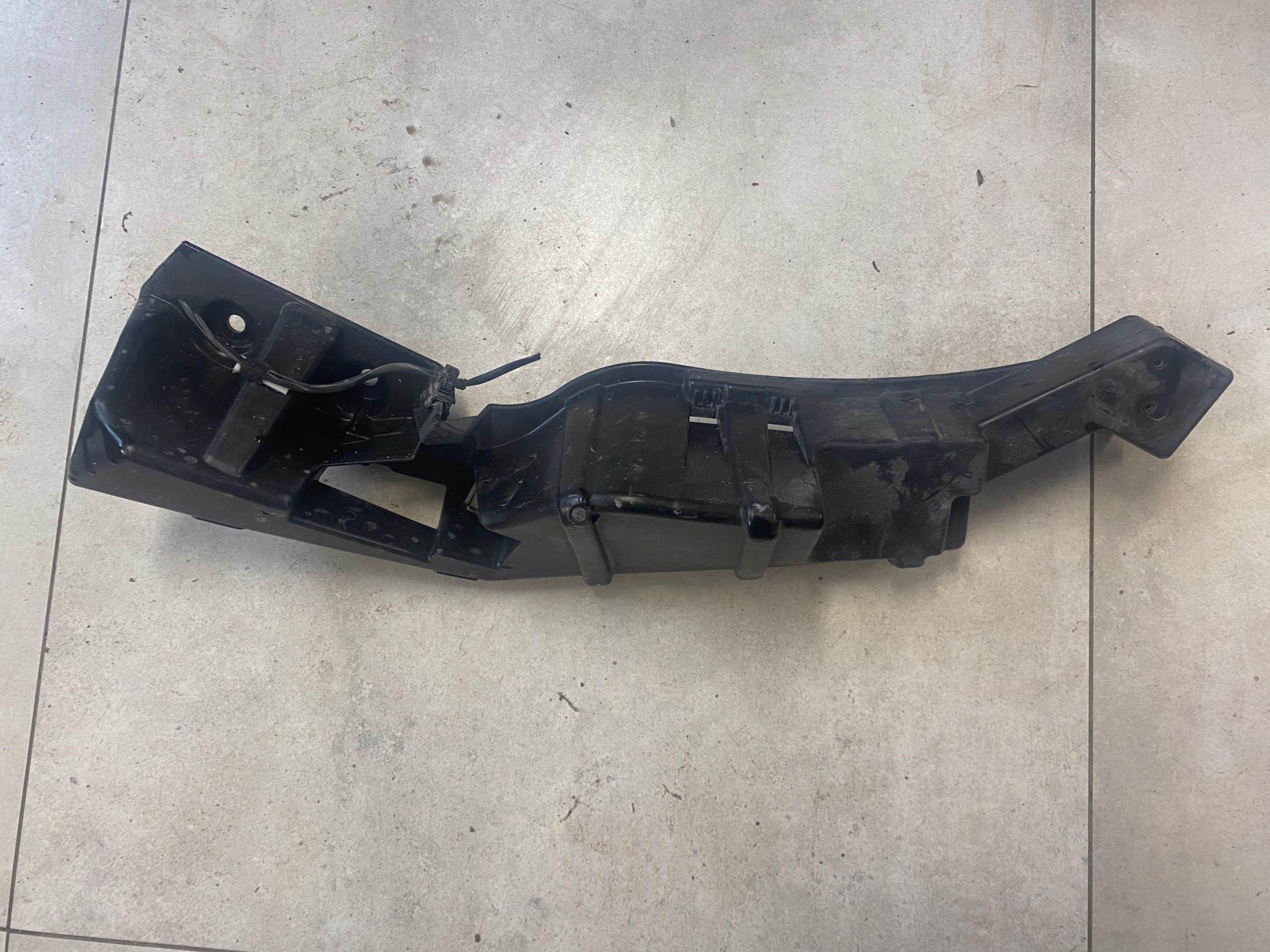 BMW i3 Бризговики лівий кріплення 7368157