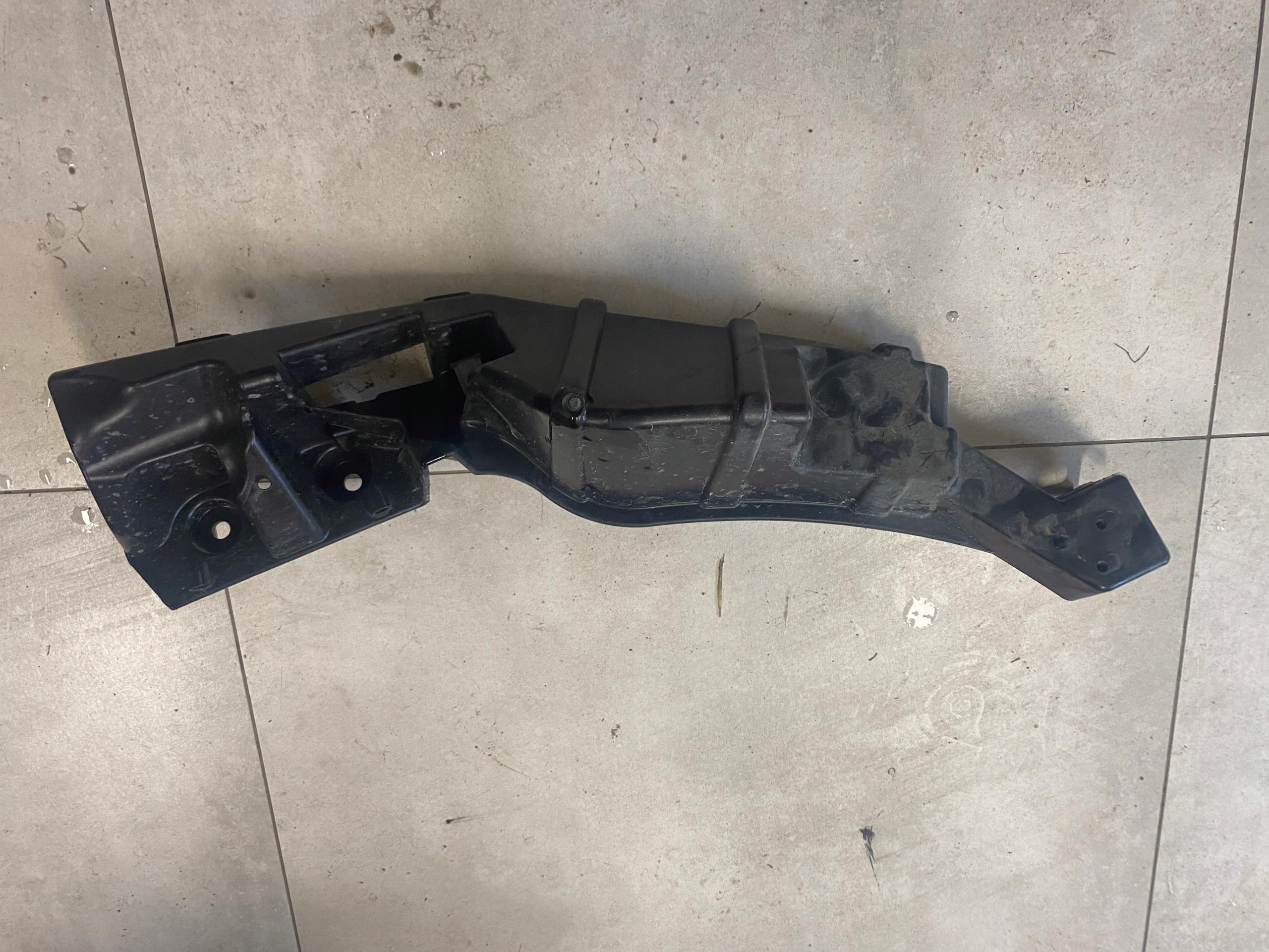 BMW i3 Бризговики П кріплення 7368158