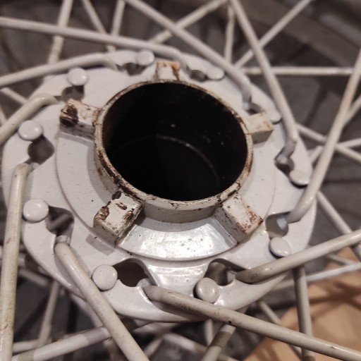 BSA Sloper (моделі 1932-1935 років) і v-twin серії BSA J. Заднє колесо.