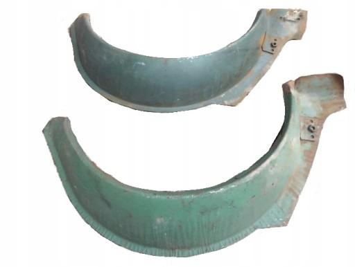 0000 - Крыло старого автомобиля колесная арка памятник SKODA