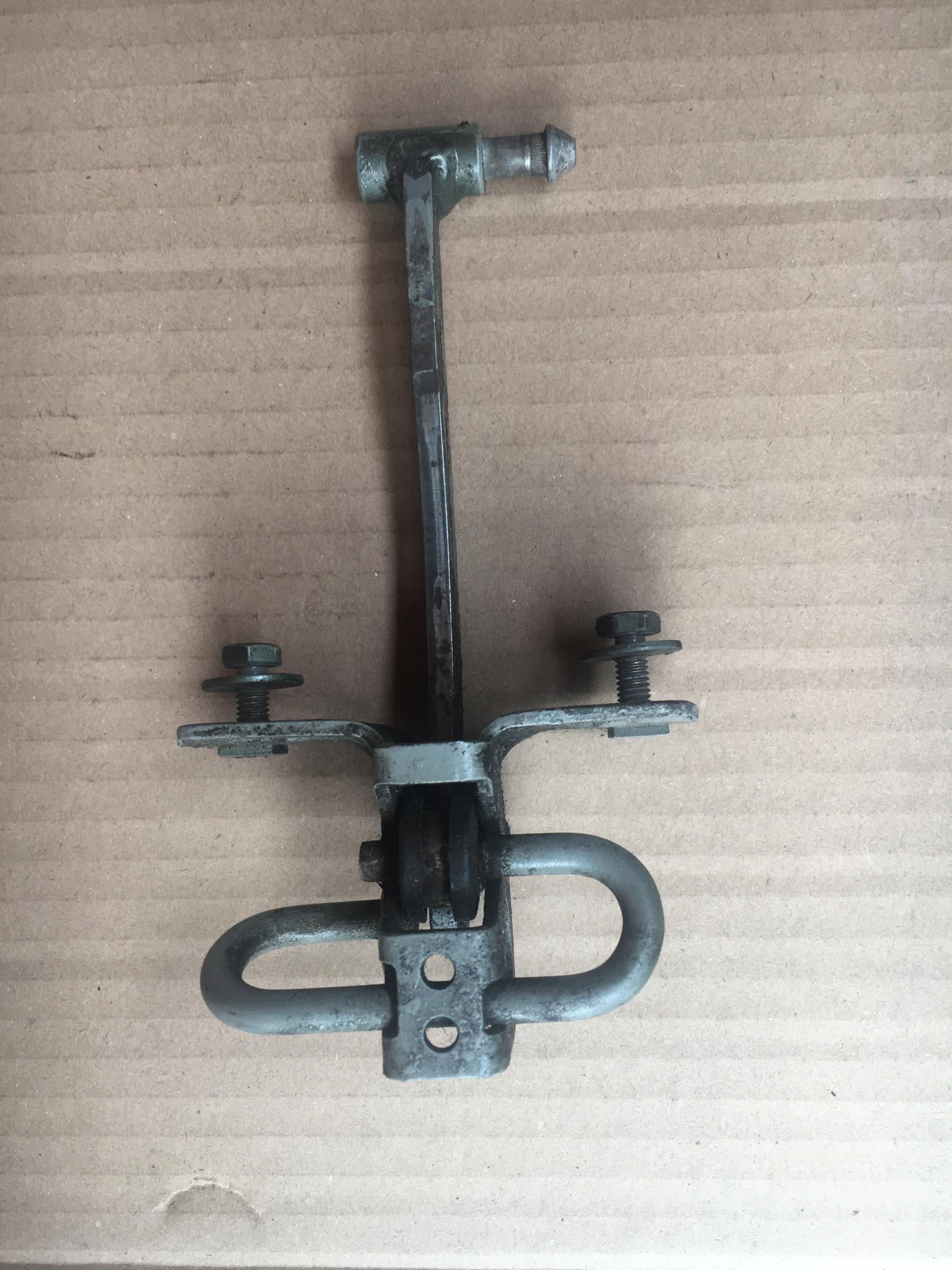 Bmw E23 ограничитель двери п зд 1884074