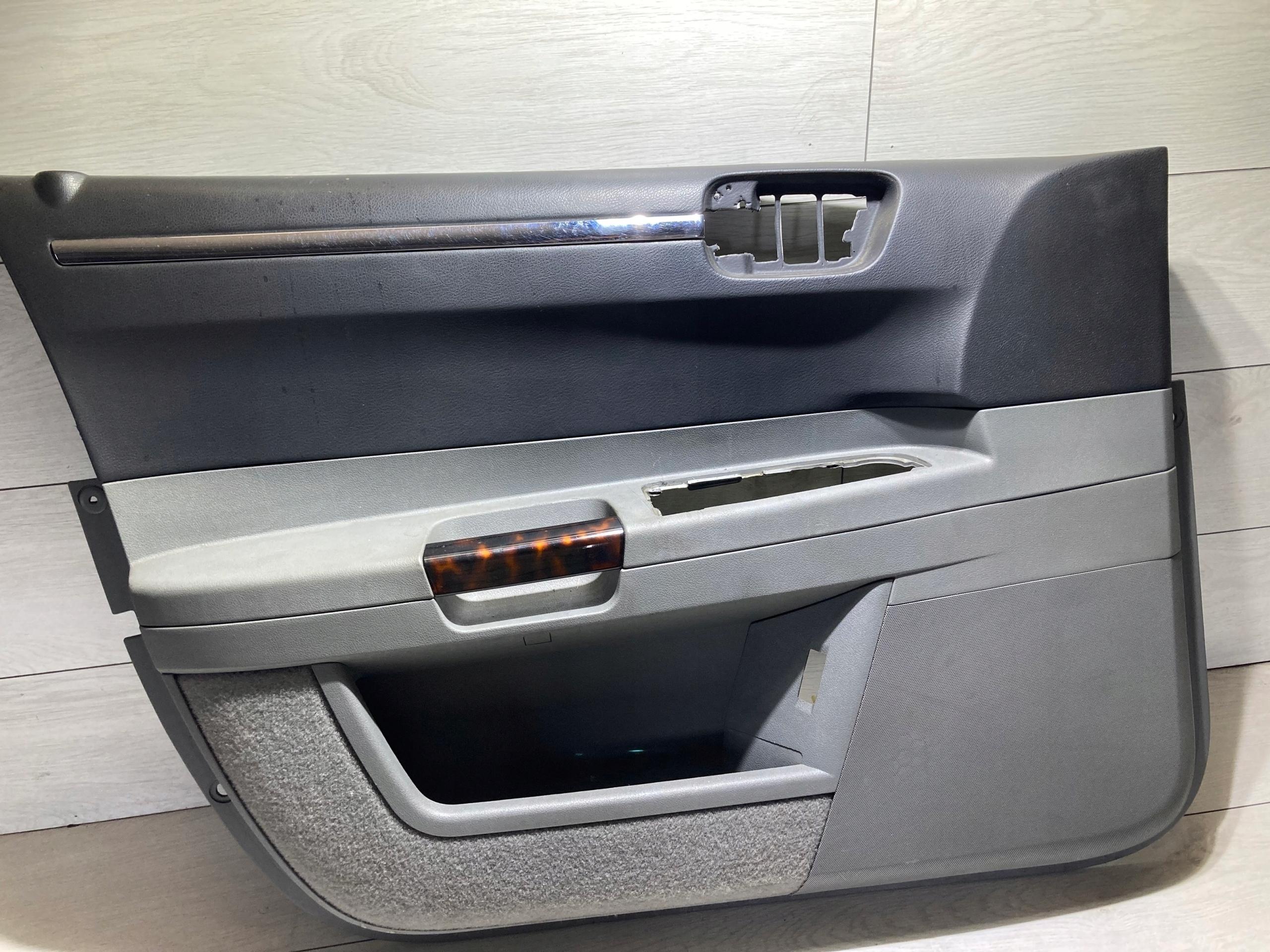 OUU061DDAE - Бекон левый передний Крайслер 300 C